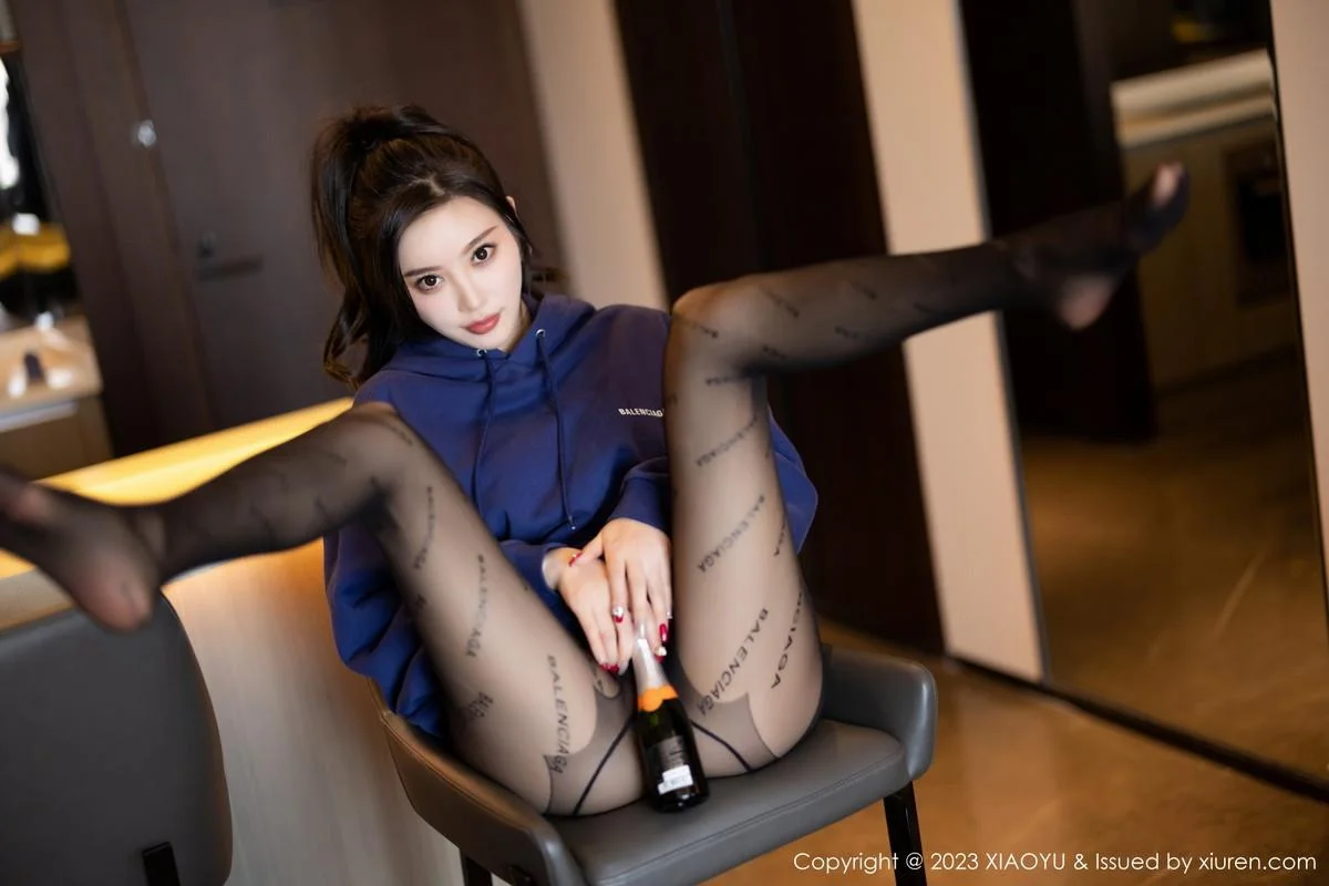 杨晨晨Yome脱外套露蕾丝内衣超薄黑丝秀完美身材绝美写真 第 66 张
