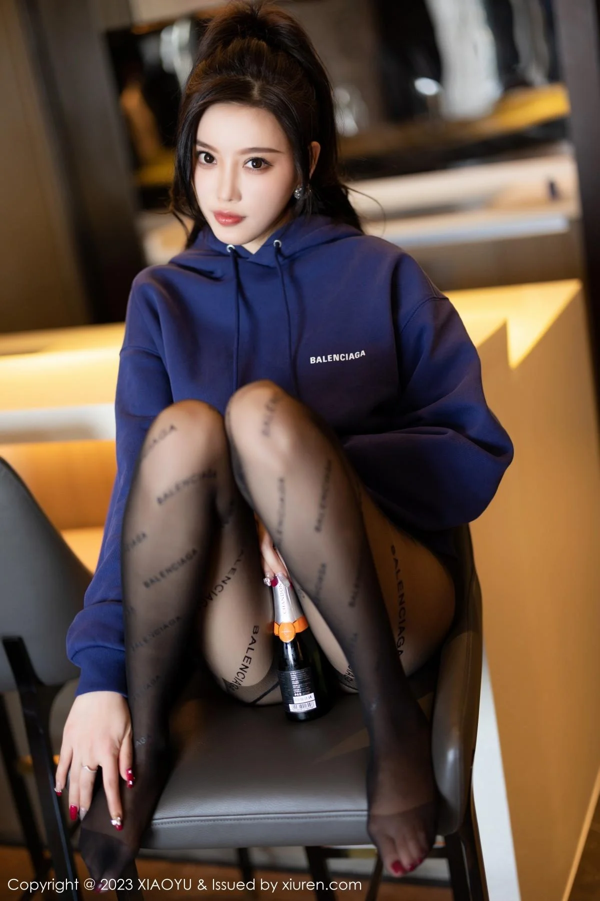 杨晨晨Yome脱外套露蕾丝内衣超薄黑丝秀完美身材绝美写真 第 70 张