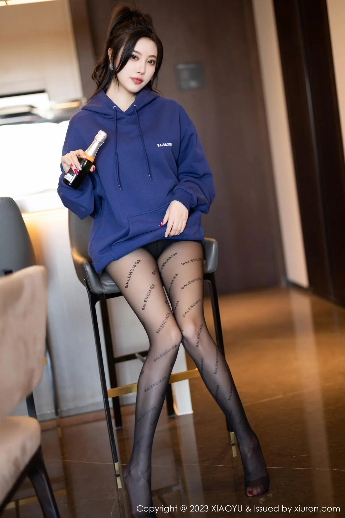 杨晨晨Yome脱外套露蕾丝内衣超薄黑丝秀完美身材绝美写真 第 72 张