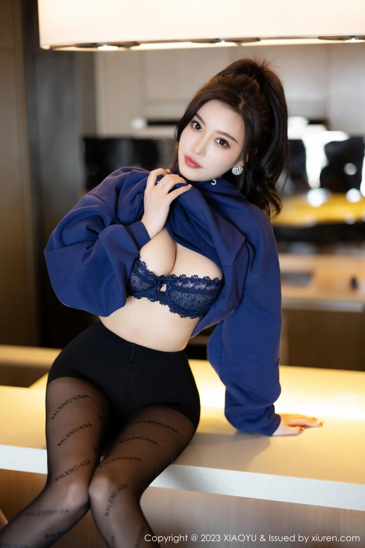 杨晨晨Yome脱外套露蕾丝内衣超薄黑丝秀完美身材绝美写真 第 85 张