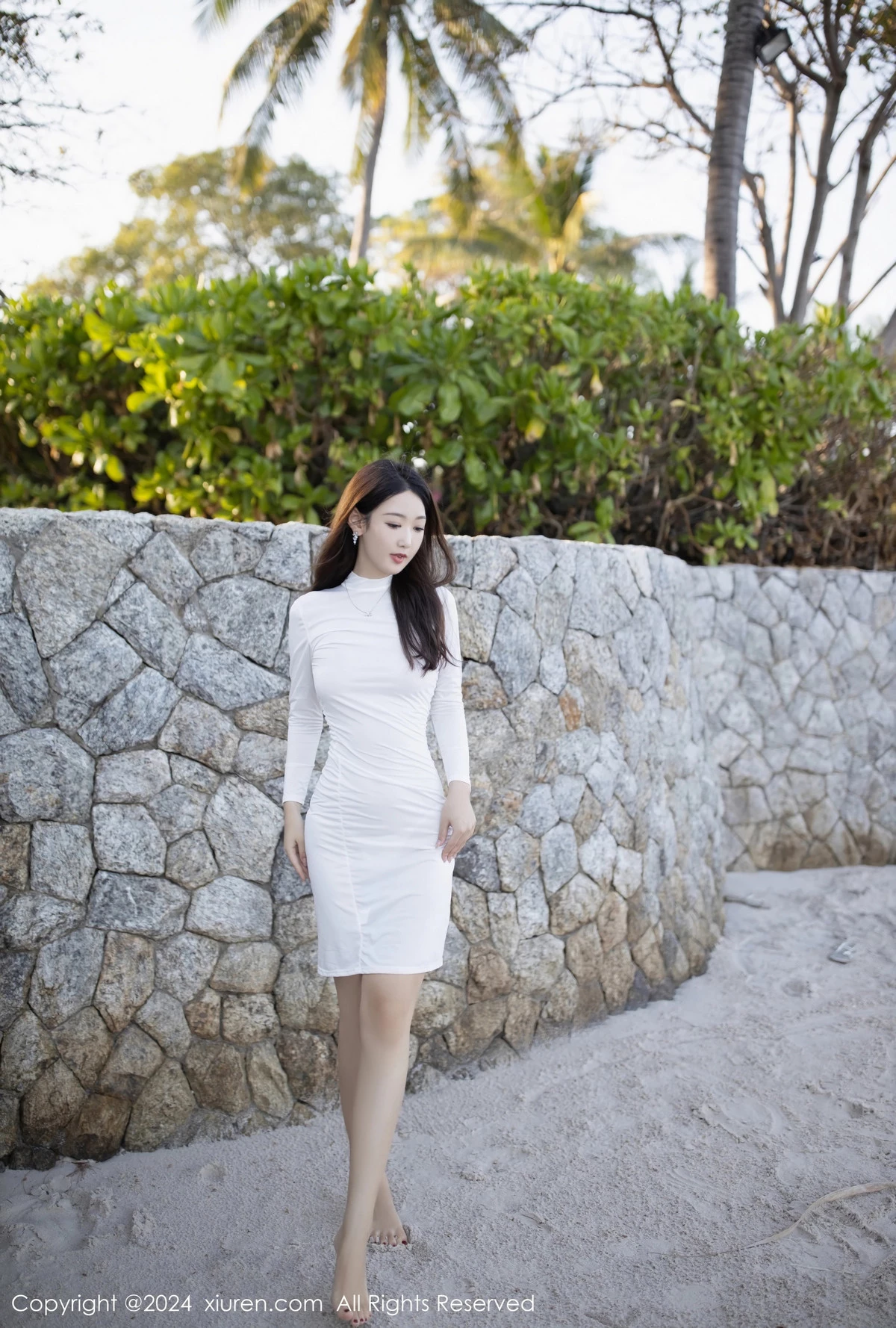 唐安琪沙滩场景性感白色连衣短裙配白丝吊袜完美绝美写真 第 1 张