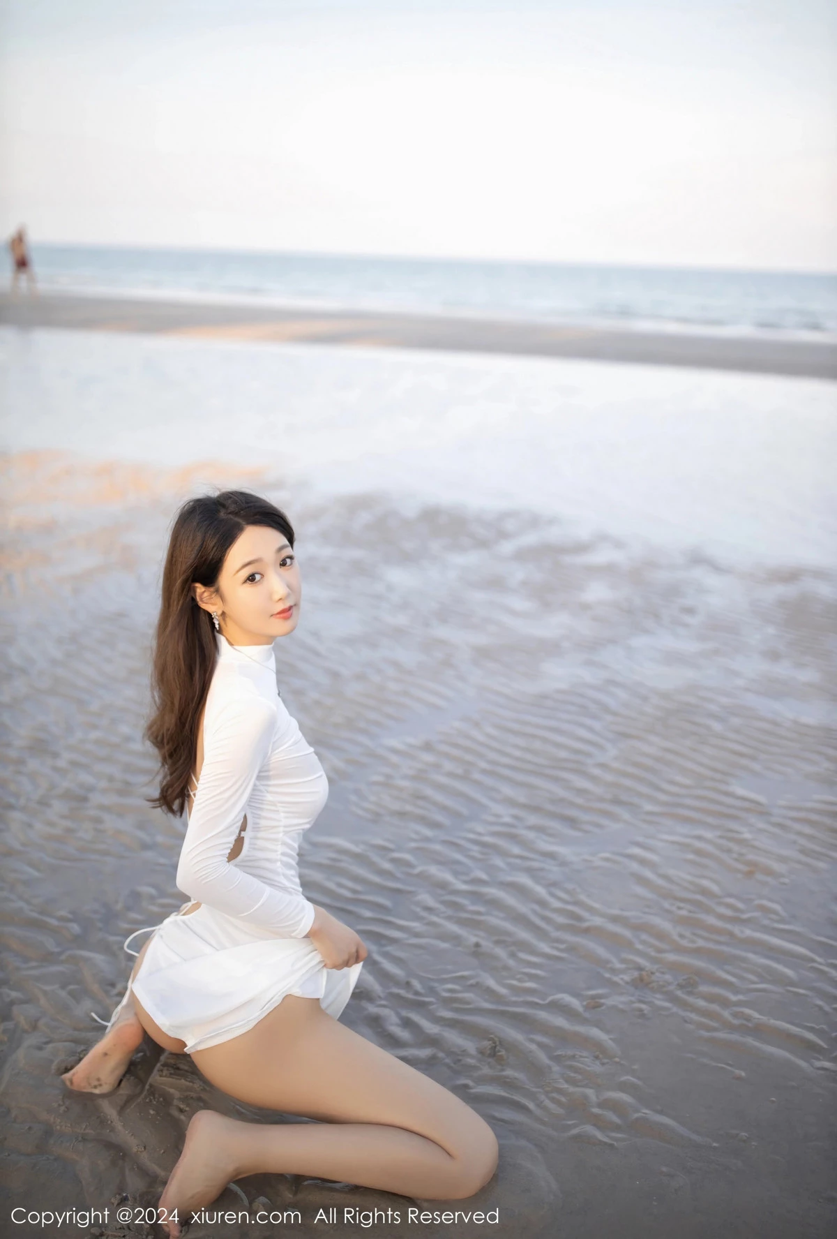 唐安琪沙滩场景性感白色连衣短裙配白丝吊袜完美绝美写真 第 10 张