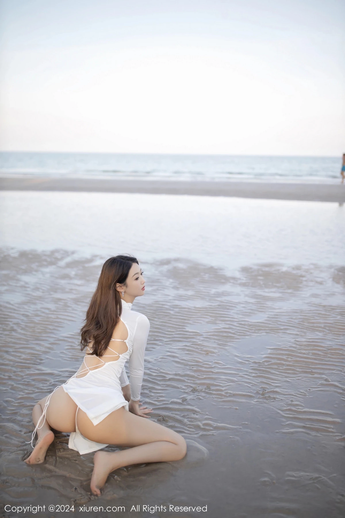 唐安琪沙滩场景性感白色连衣短裙配白丝吊袜完美绝美写真 第 11 张