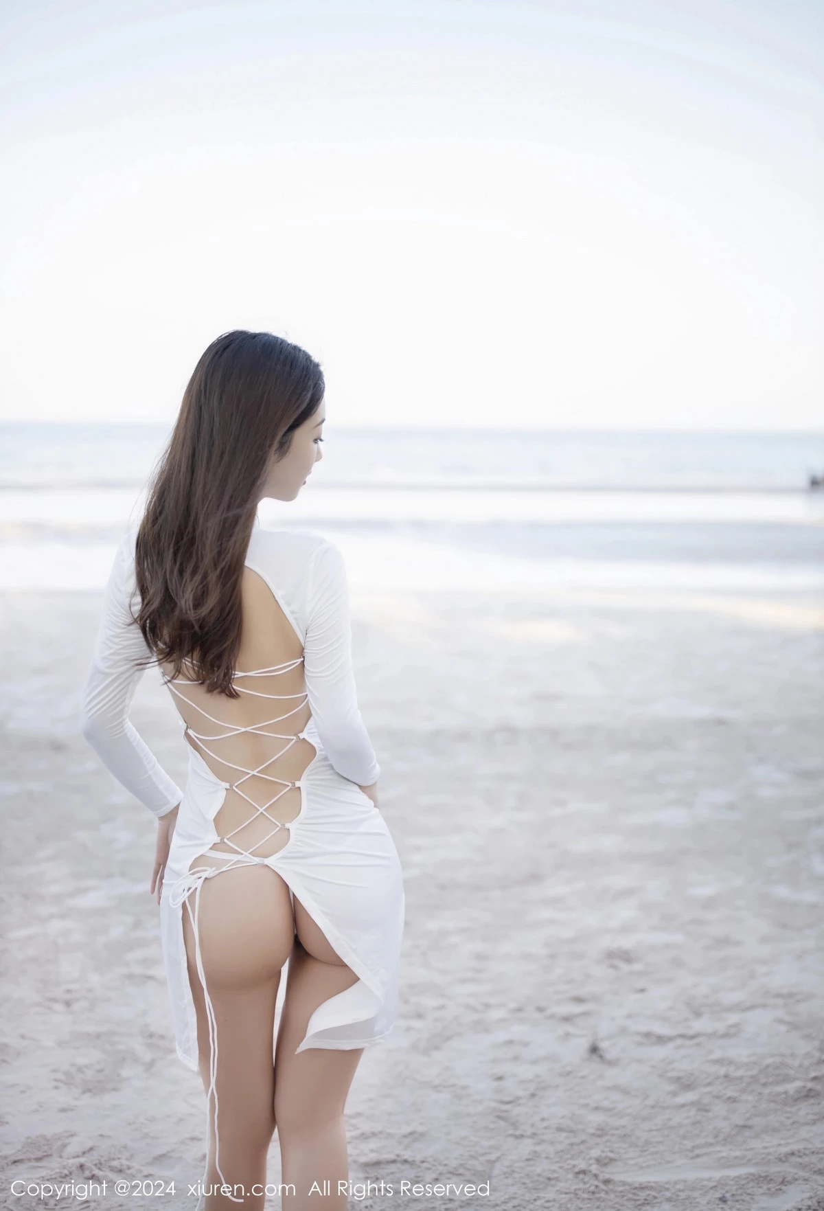 唐安琪沙滩场景性感白色连衣短裙配白丝吊袜完美绝美写真 第 2 张