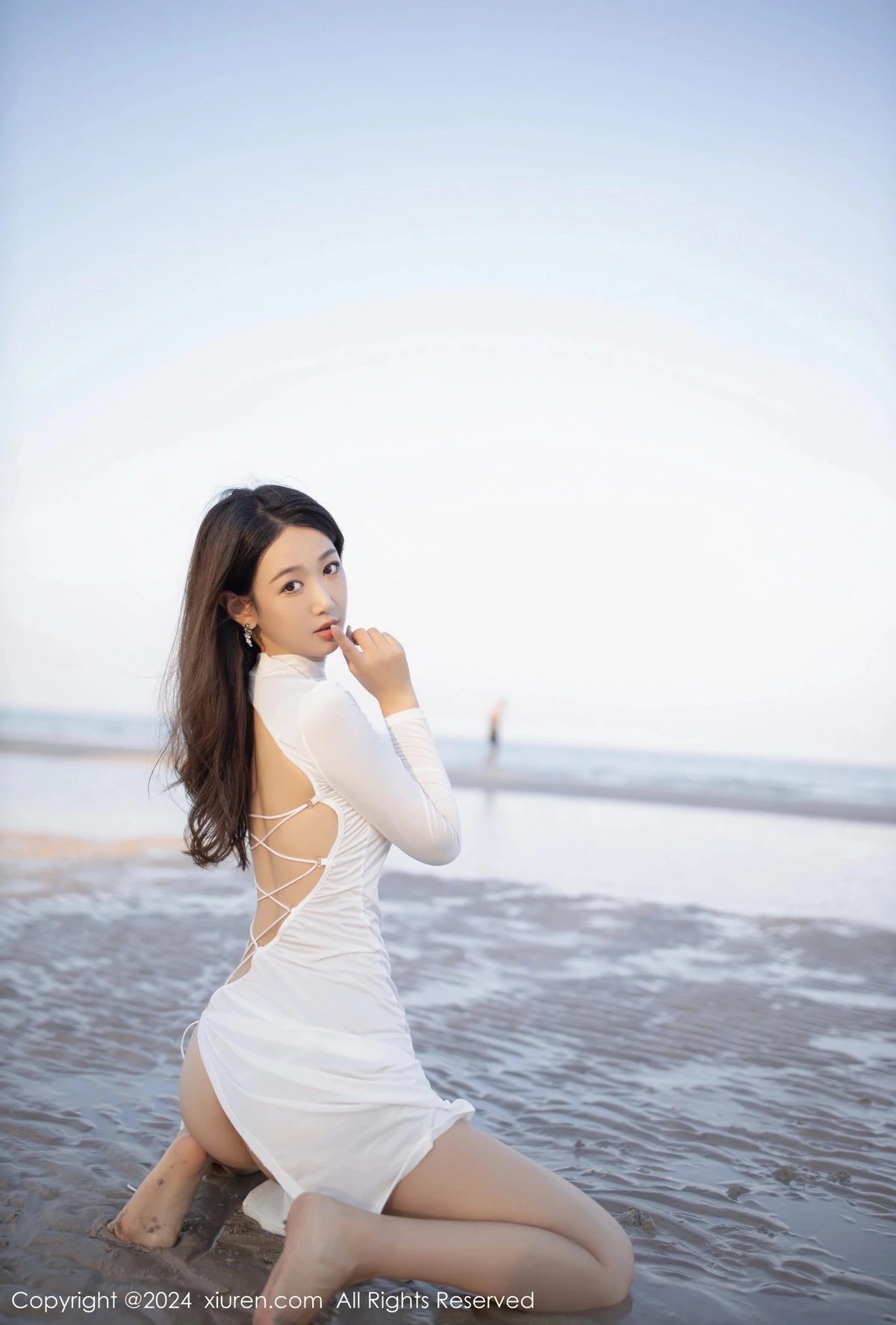 唐安琪沙滩场景性感白色连衣短裙配白丝吊袜完美绝美写真 第 8 张