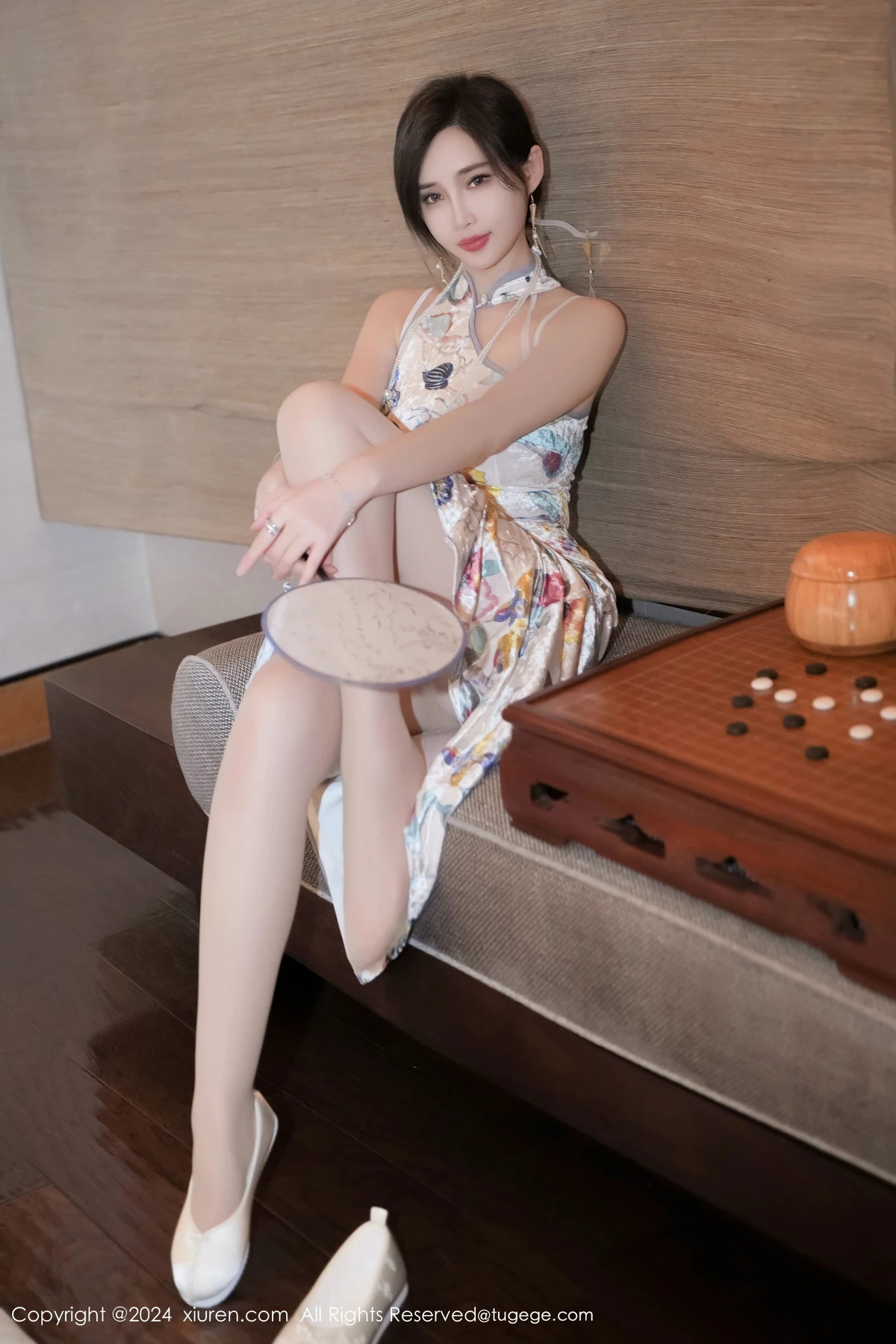 Carol周妍希X性感花色旗袍配超薄肉丝秀丰满身材绝美写真 第 19 张