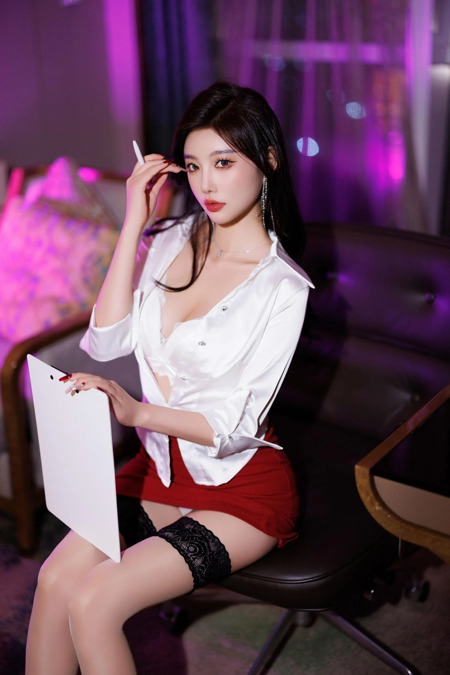 [秀人付费] 杨晨晨 诱人私拍福利 红色短裙 第 27 张