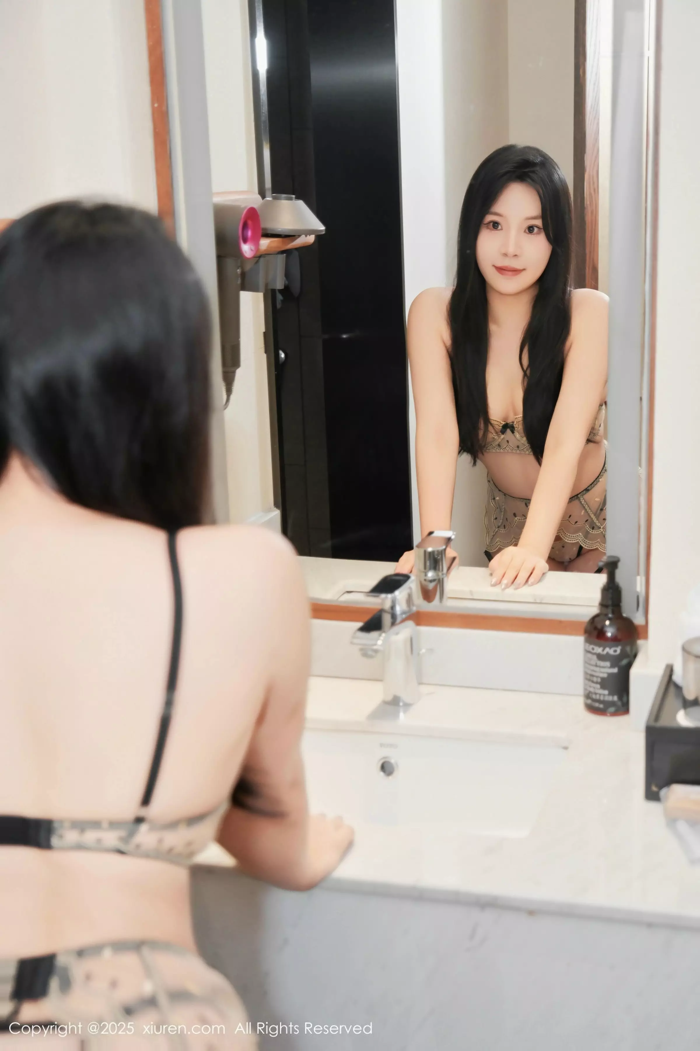 麦田性感浅色轻透情趣内衣配黑丝吊袜秀曼妙身姿绝美写真 第 1 张