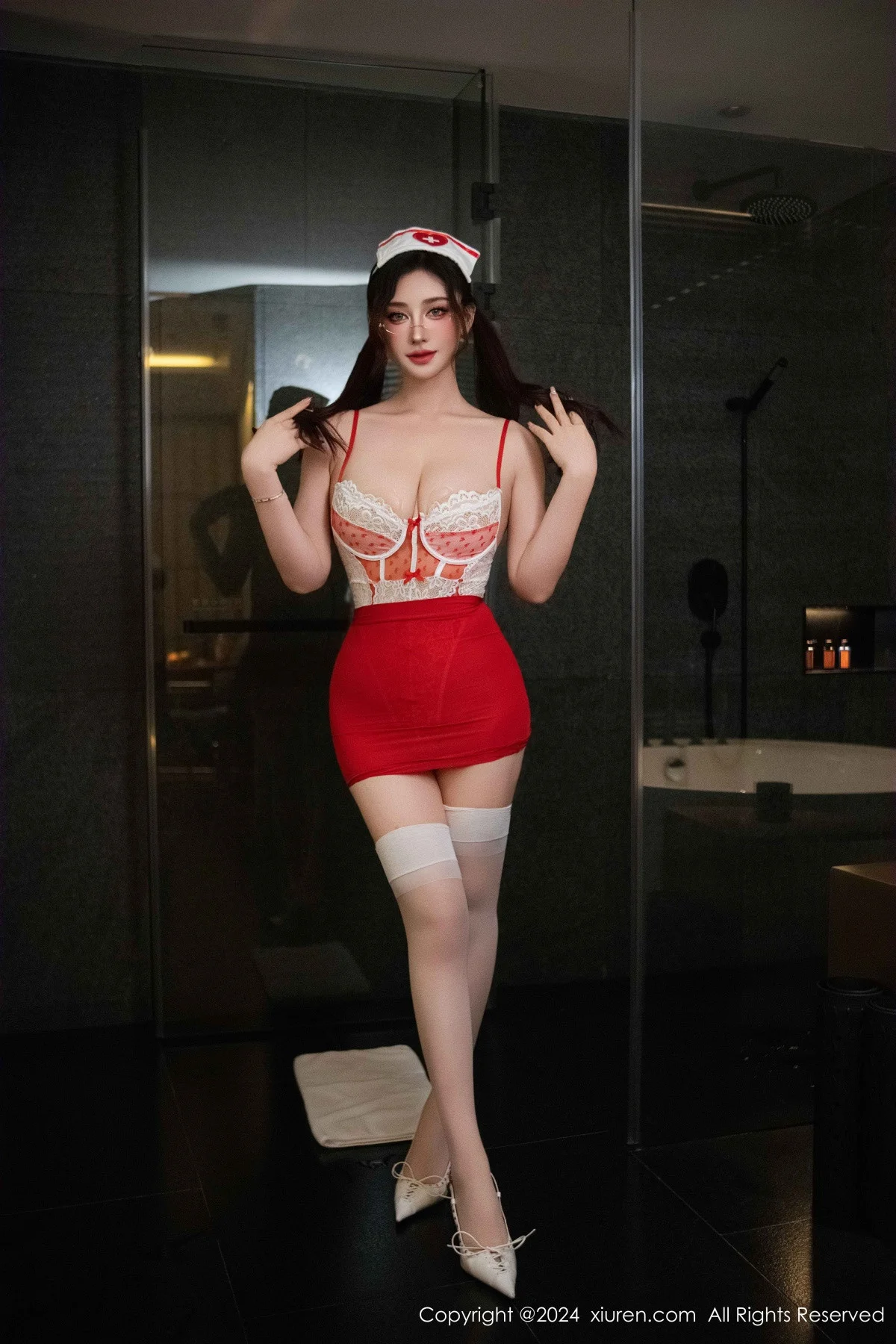 蕾蕾醒了没性感红色连衣短裙配白丝袜秀翘臀美腿绝美写真 第 1 张