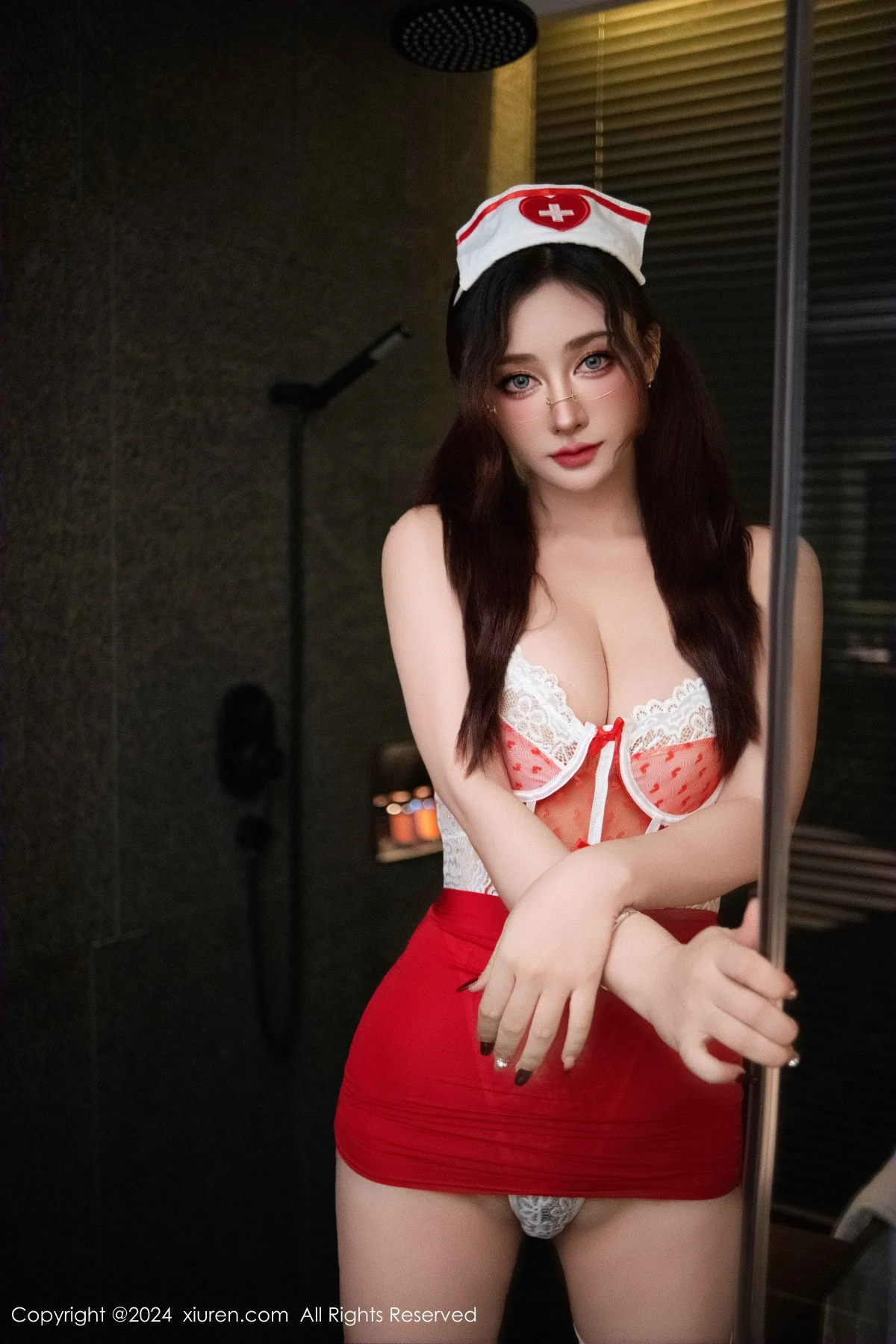 蕾蕾醒了没性感红色连衣短裙配白丝袜秀翘臀美腿绝美写真 第 6 张