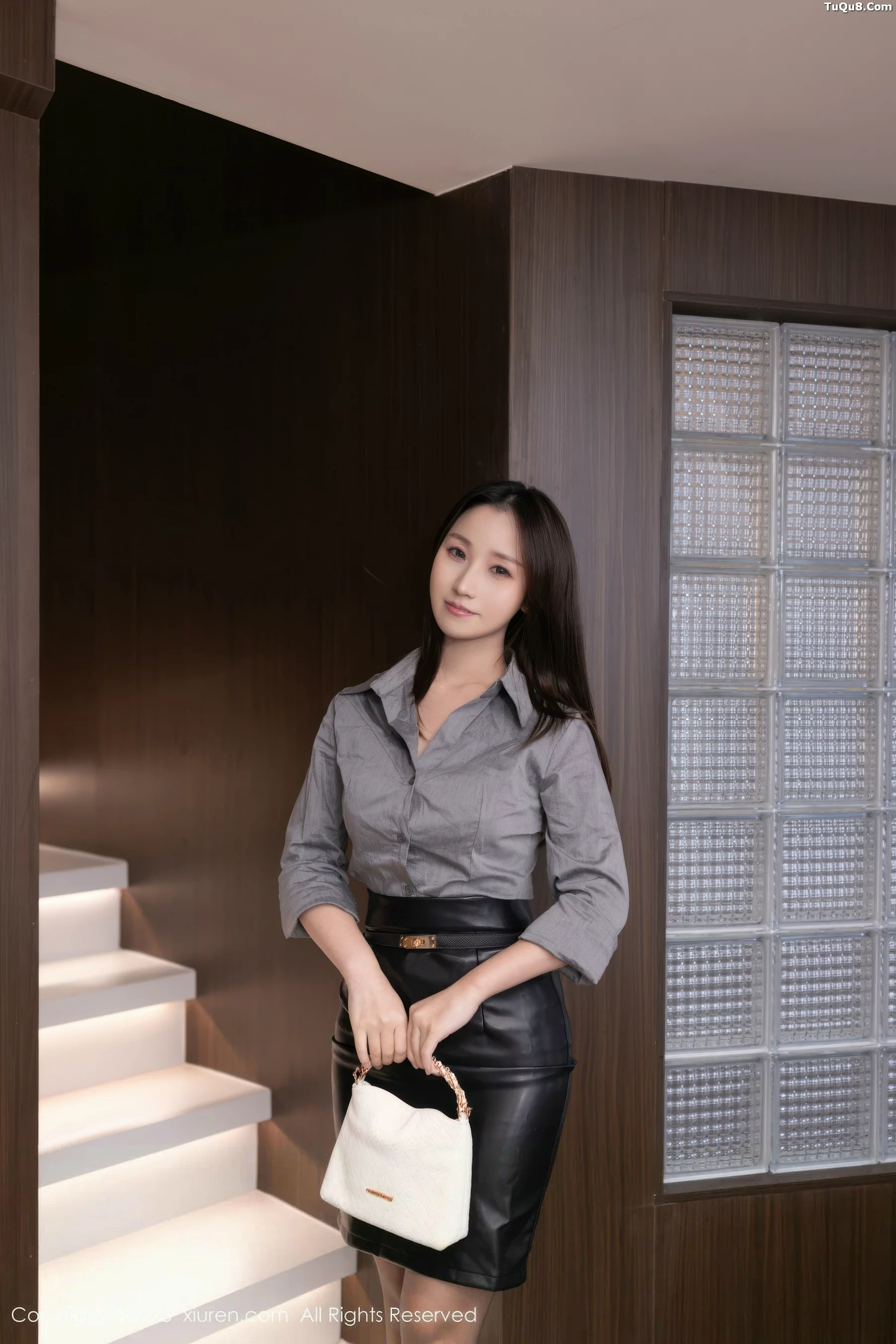 杏子Yada性感灰色衬衫露黑色情趣内衣秀曼妙身姿绝美写真 第 1 张