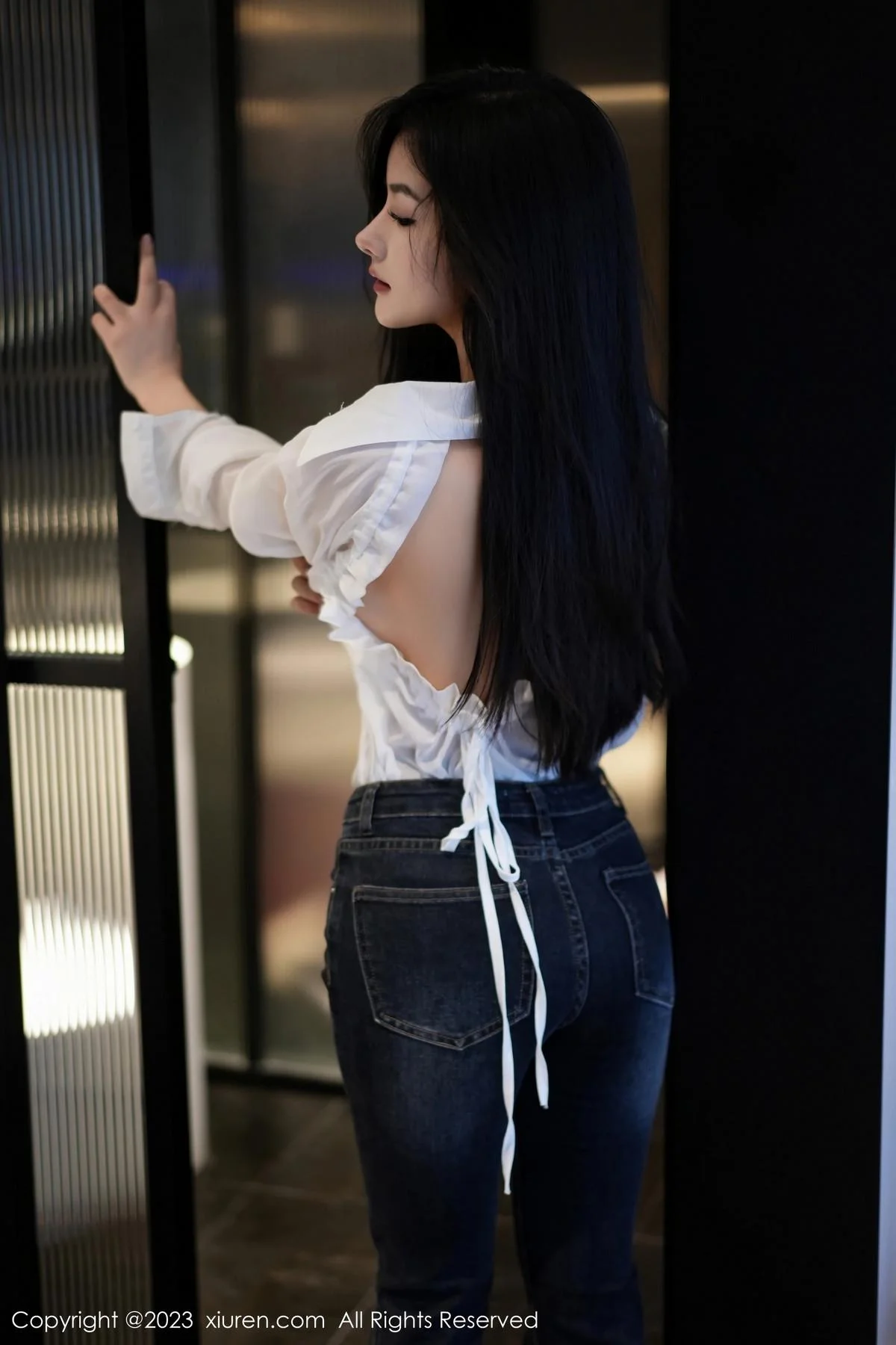 谭小灵性感白T配简约牛仔裤露超薄黑丝秀惹火身材绝美写真 第 10 张