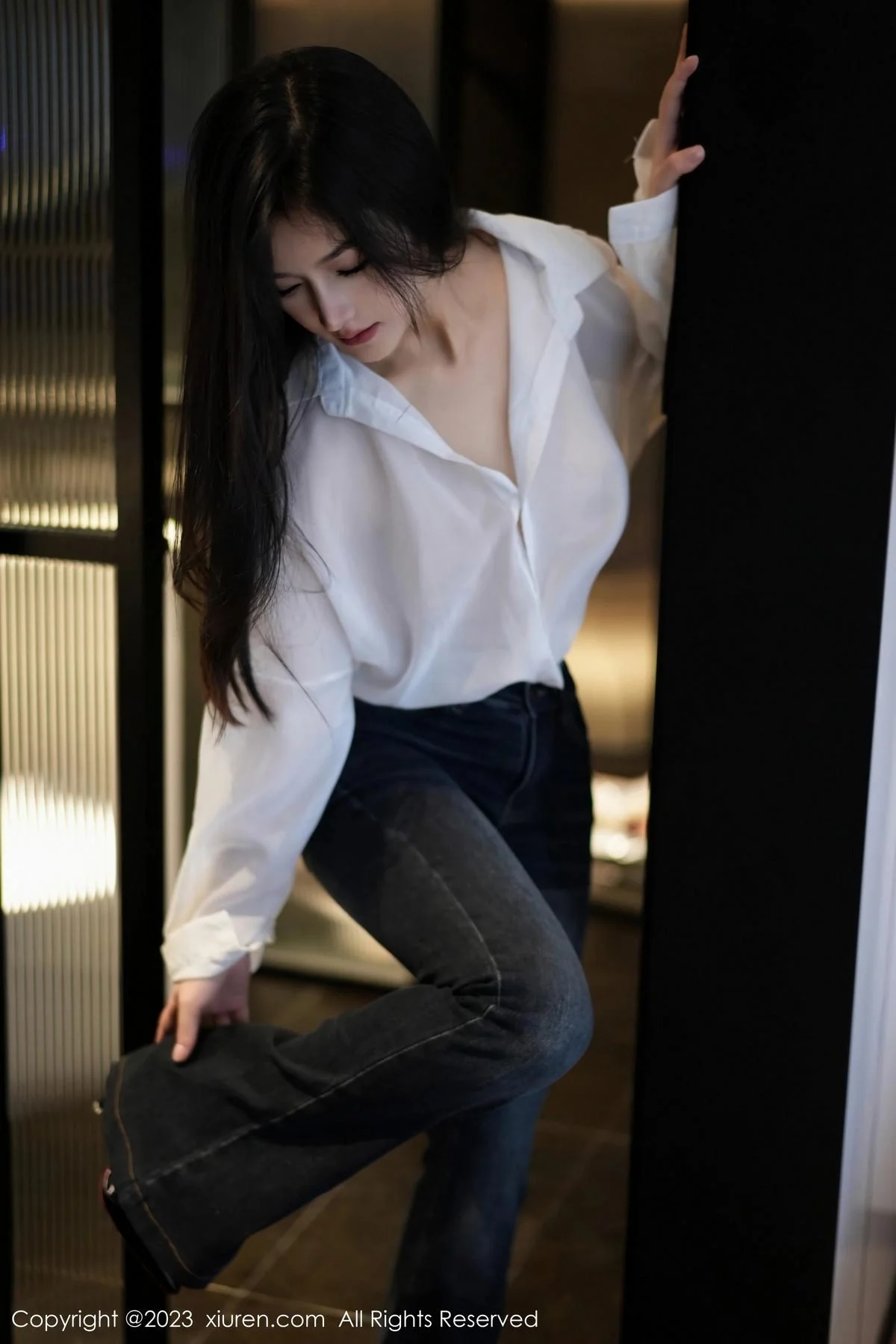谭小灵性感白T配简约牛仔裤露超薄黑丝秀惹火身材绝美写真 第 13 张