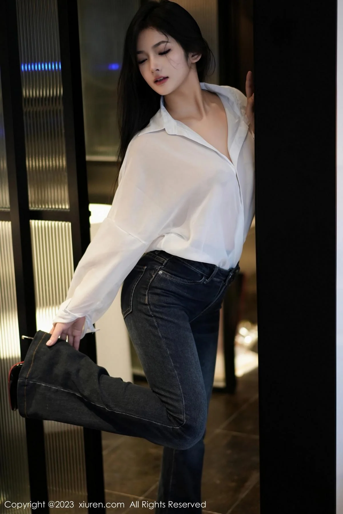 谭小灵性感白T配简约牛仔裤露超薄黑丝秀惹火身材绝美写真 第 14 张