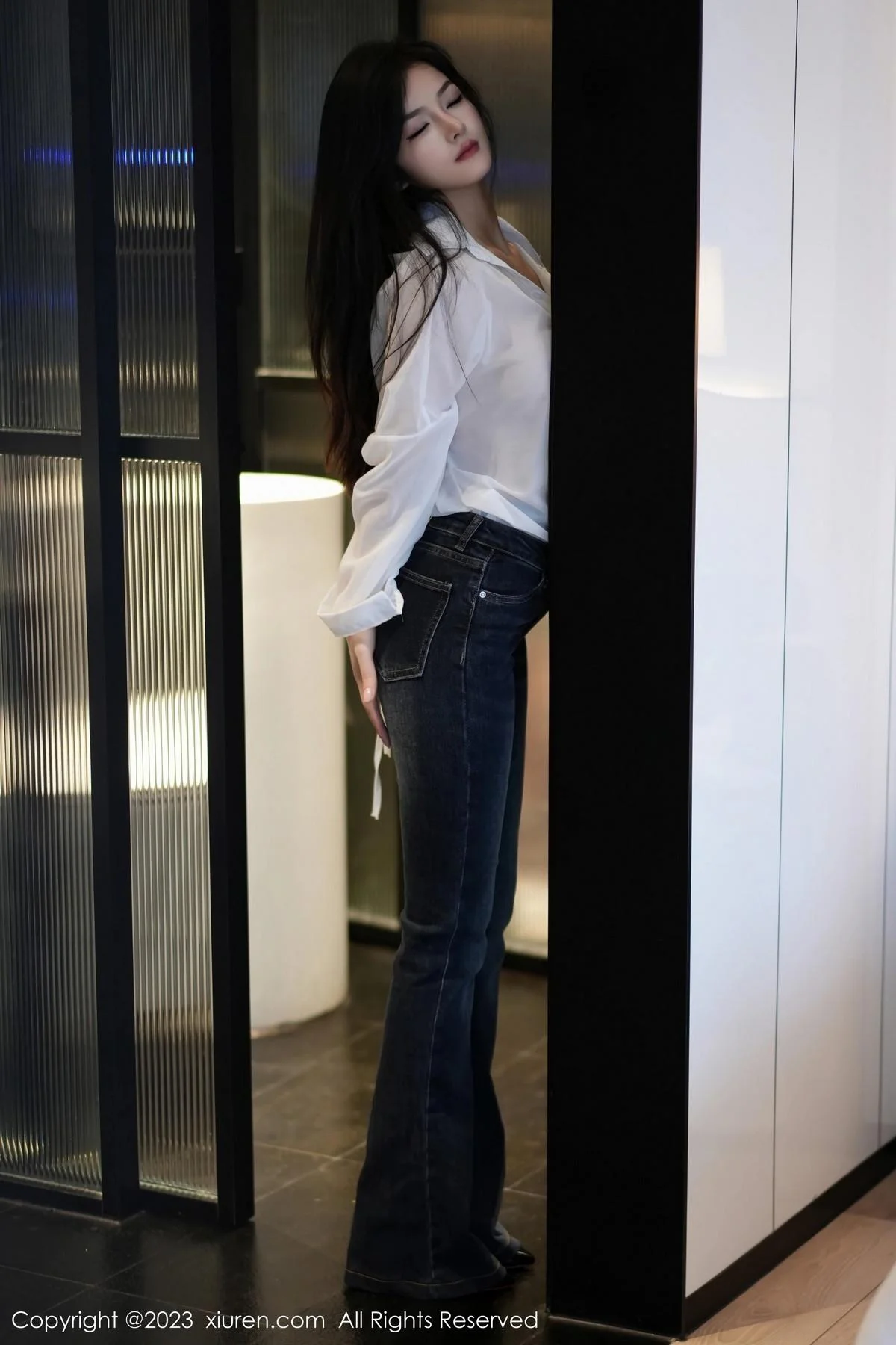 谭小灵性感白T配简约牛仔裤露超薄黑丝秀惹火身材绝美写真 第 17 张