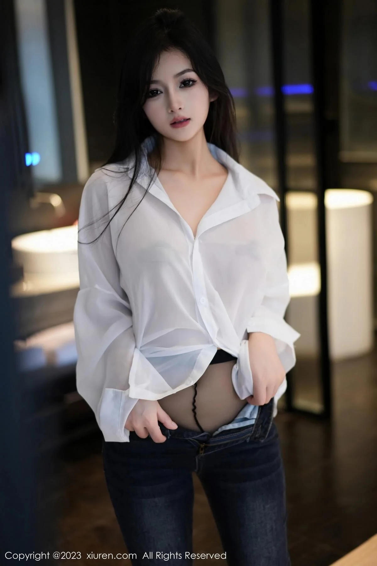 谭小灵性感白T配简约牛仔裤露超薄黑丝秀惹火身材绝美写真 第 18 张