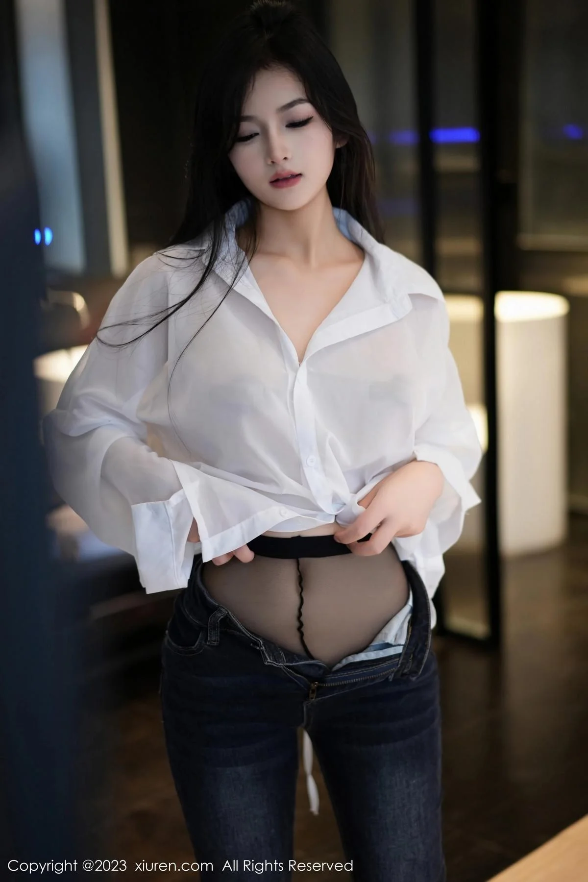 谭小灵性感白T配简约牛仔裤露超薄黑丝秀惹火身材绝美写真 第 19 张