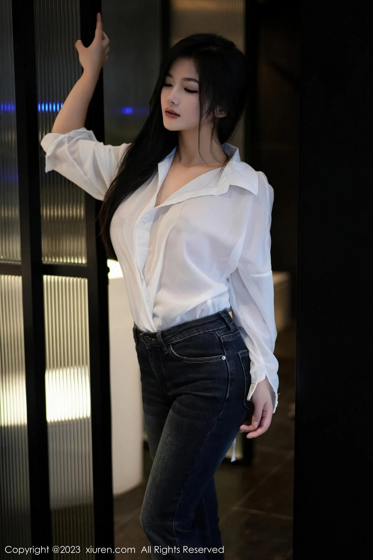 谭小灵性感白T配简约牛仔裤露超薄黑丝秀惹火身材绝美写真 第 2 张