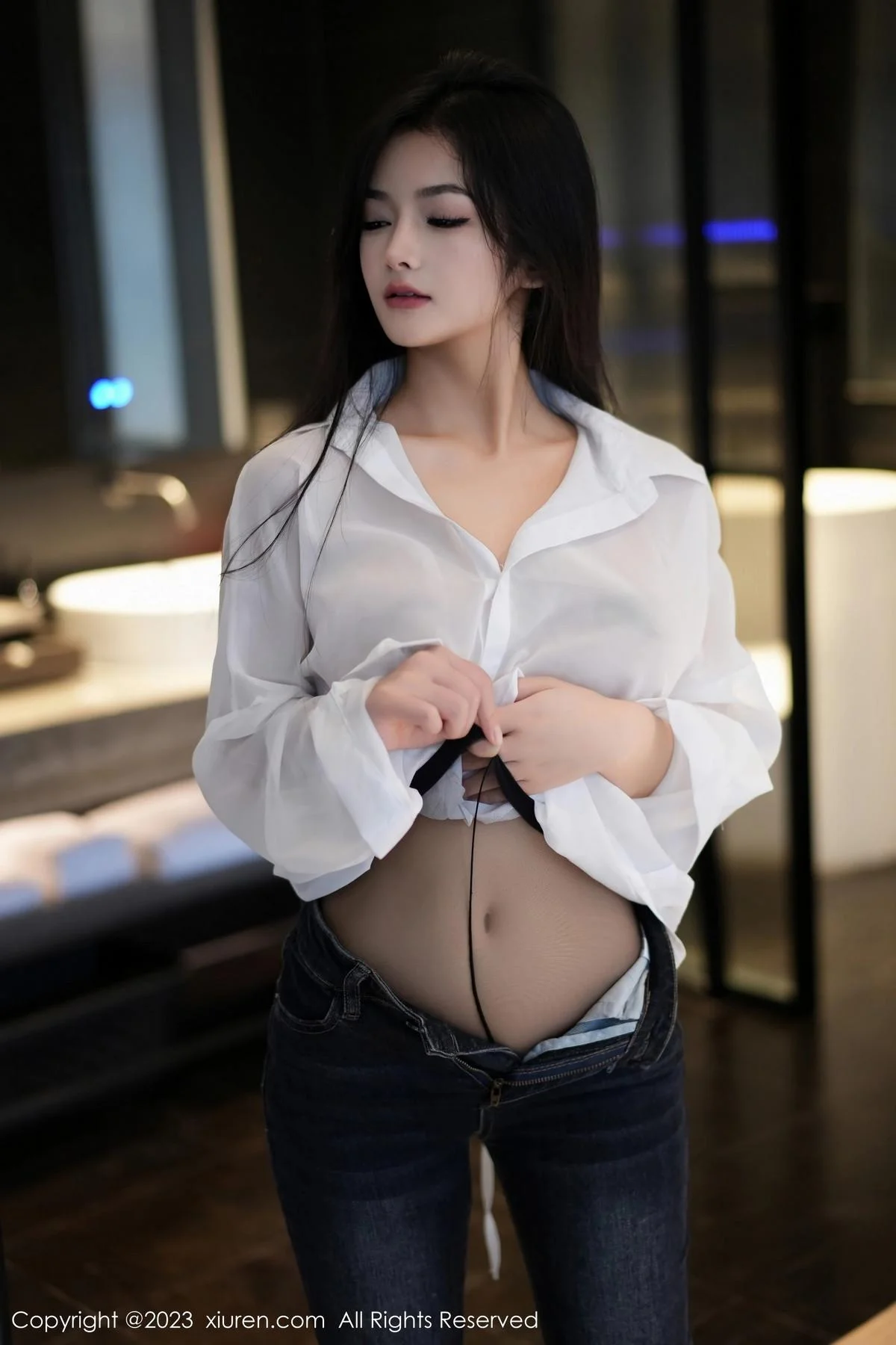 谭小灵性感白T配简约牛仔裤露超薄黑丝秀惹火身材绝美写真 第 20 张