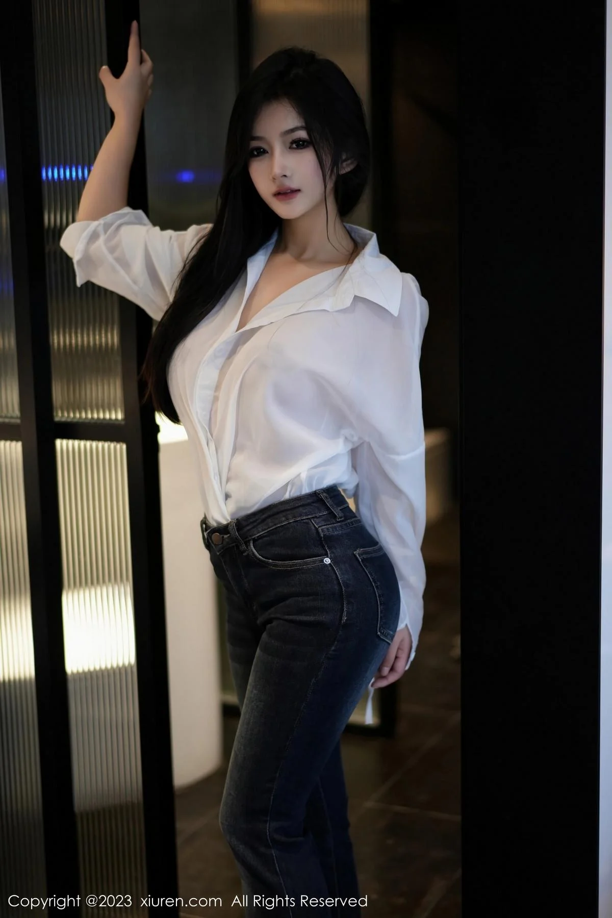 谭小灵性感白T配简约牛仔裤露超薄黑丝秀惹火身材绝美写真 第 3 张