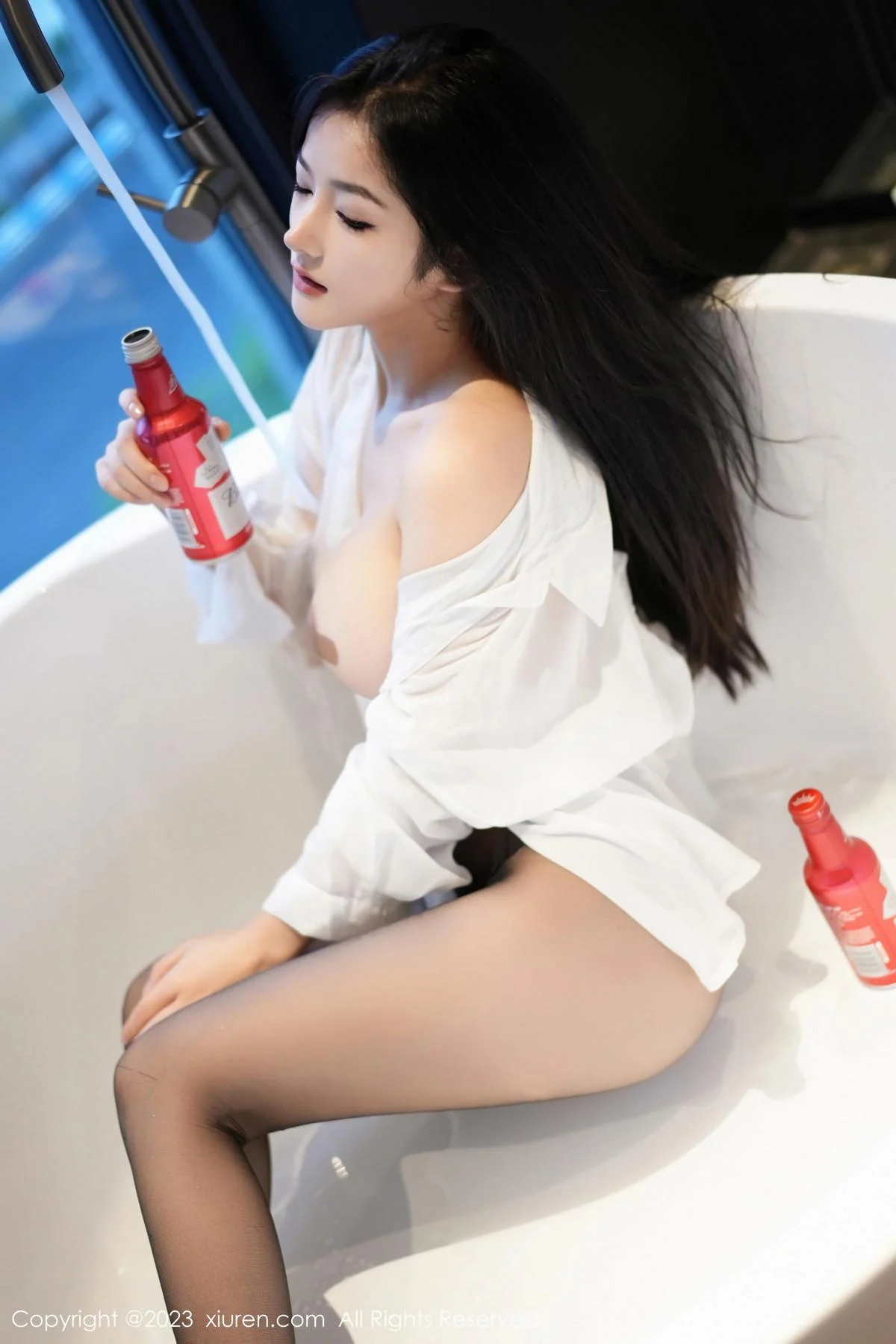 谭小灵性感白T配简约牛仔裤露超薄黑丝秀惹火身材绝美写真 第 59 张