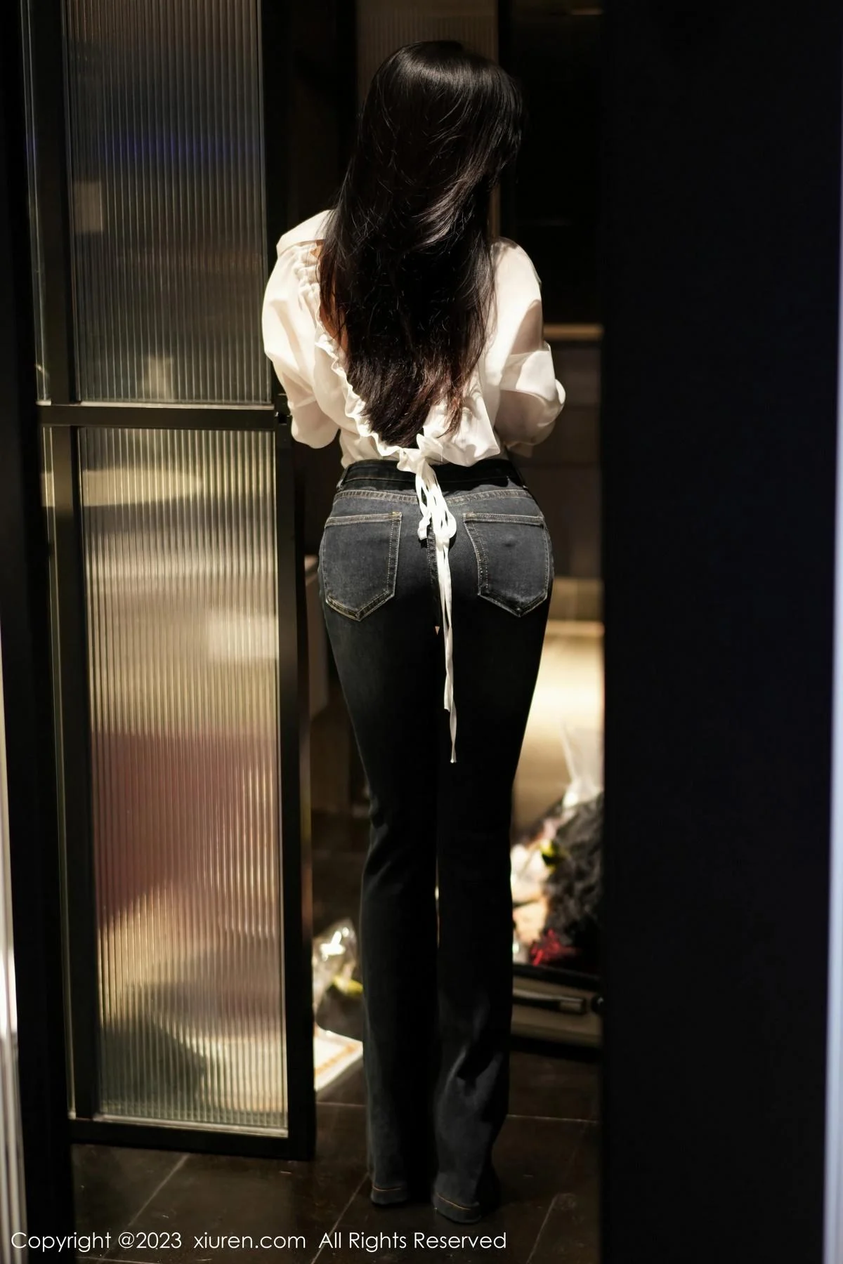 谭小灵性感白T配简约牛仔裤露超薄黑丝秀惹火身材绝美写真 第 6 张