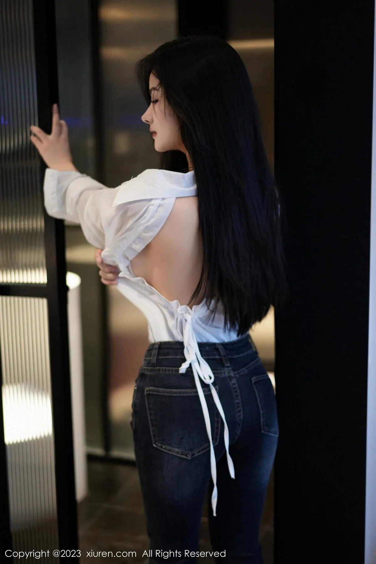 谭小灵性感白T配简约牛仔裤露超薄黑丝秀惹火身材绝美写真 第 9 张