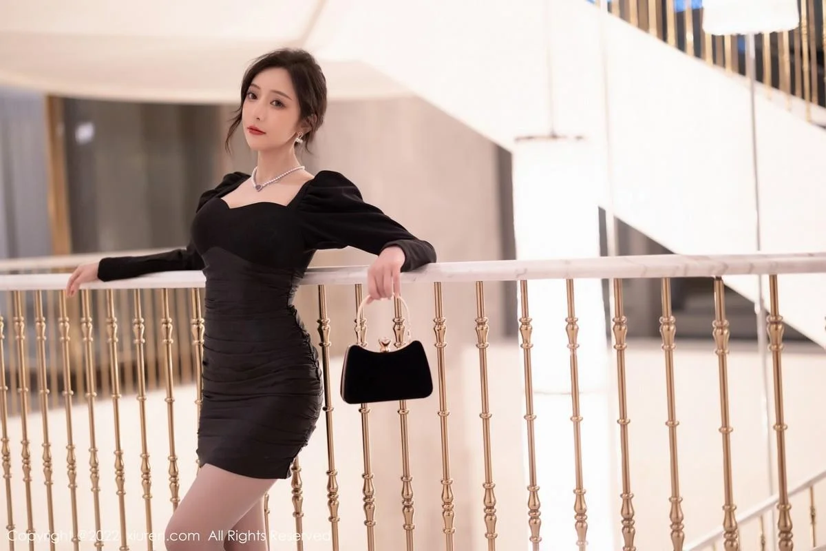 王馨瑶yanni厦门旅拍脱连衣裙露性感黑色蕾丝内衣绝美写真 第 15 张