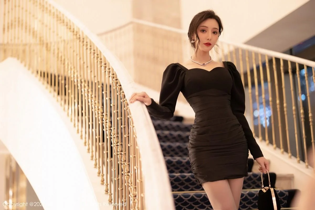 王馨瑶yanni厦门旅拍脱连衣裙露性感黑色蕾丝内衣绝美写真 第 2 张