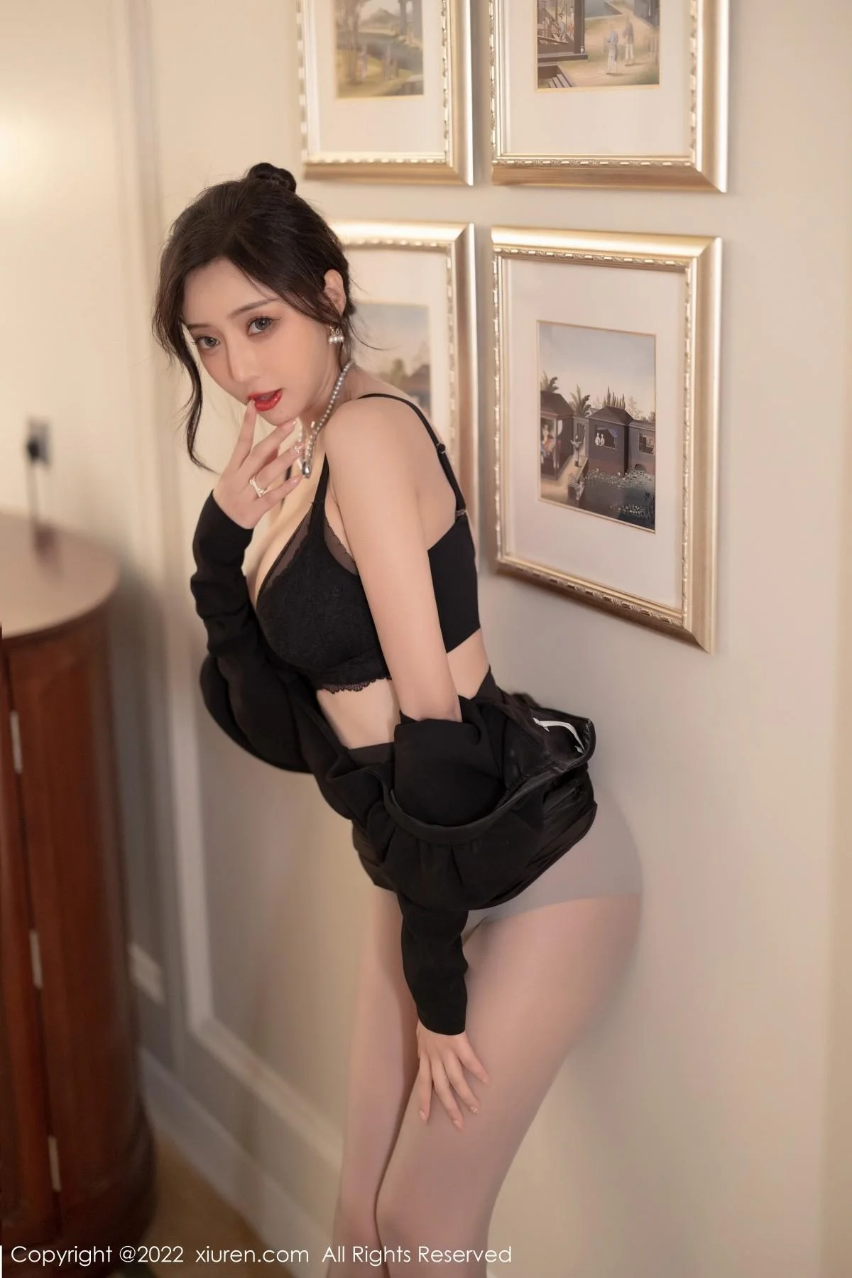 王馨瑶yanni厦门旅拍脱连衣裙露性感黑色蕾丝内衣绝美写真 第 41 张