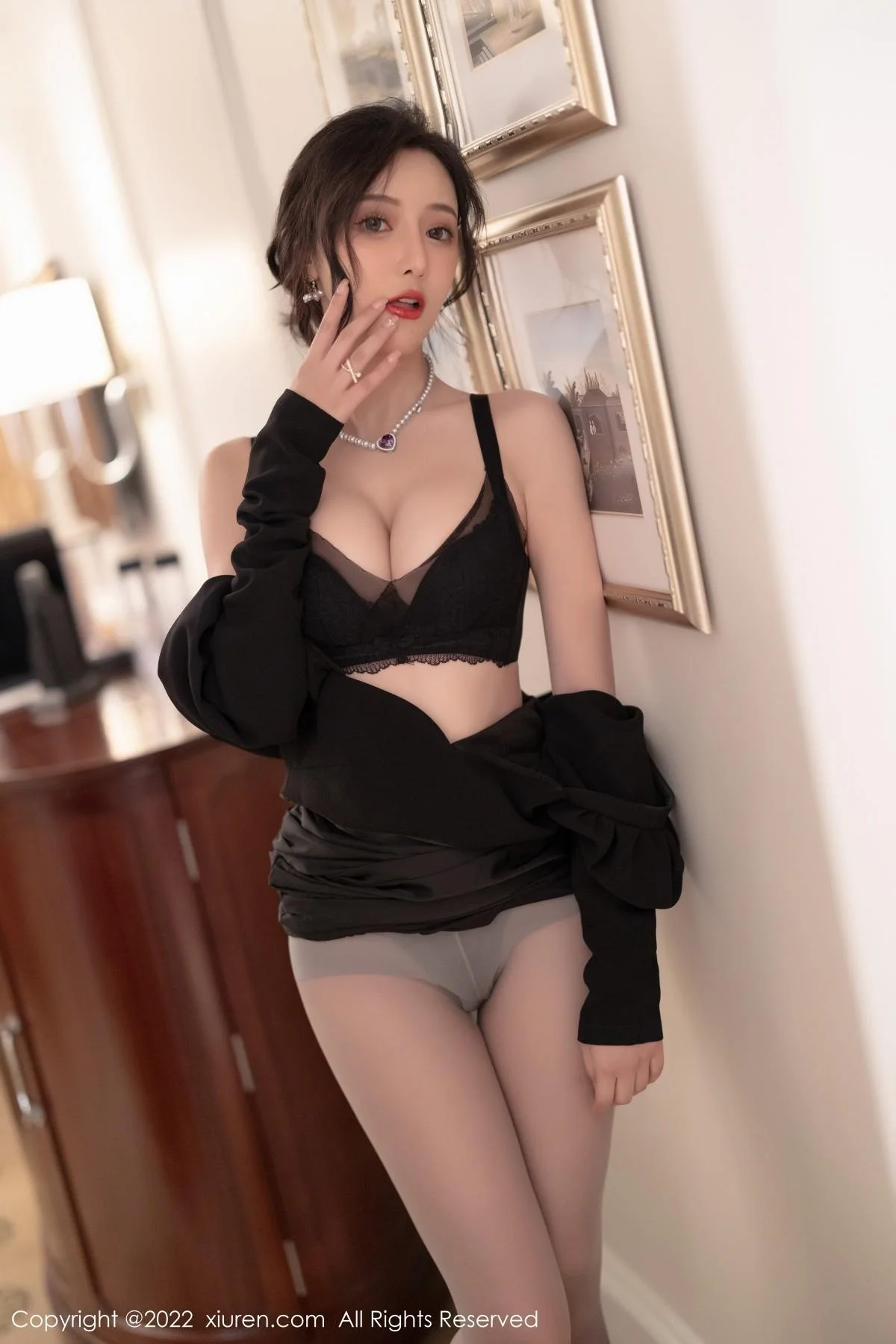 王馨瑶yanni厦门旅拍脱连衣裙露性感黑色蕾丝内衣绝美写真 第 44 张