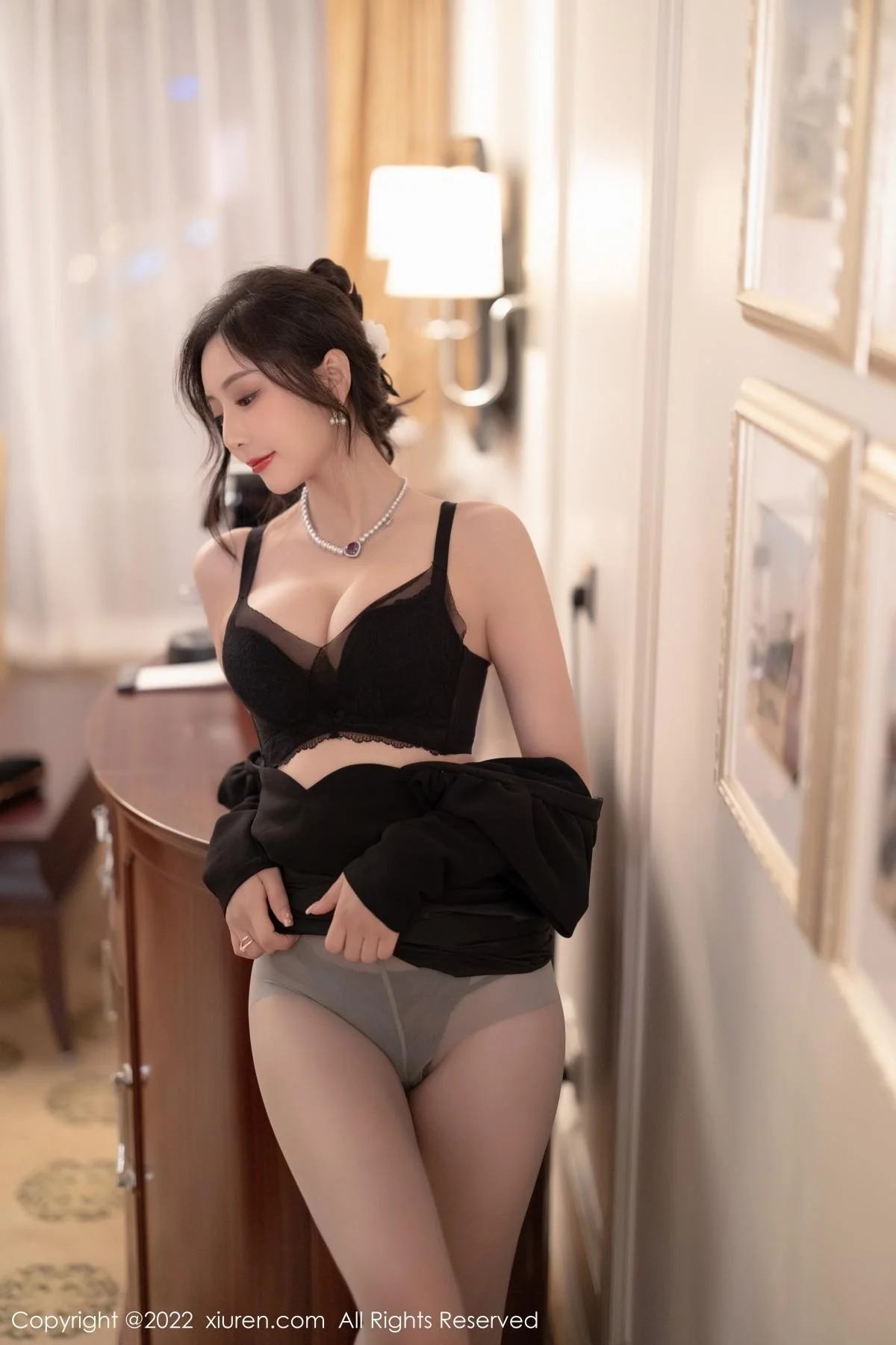 王馨瑶yanni厦门旅拍脱连衣裙露性感黑色蕾丝内衣绝美写真 第 48 张