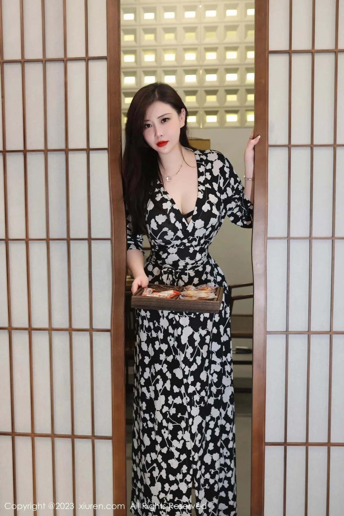 王婉悠Queen性感连衣长裙露蕾丝内衣秀惹火身材绝美写真 第 2 张