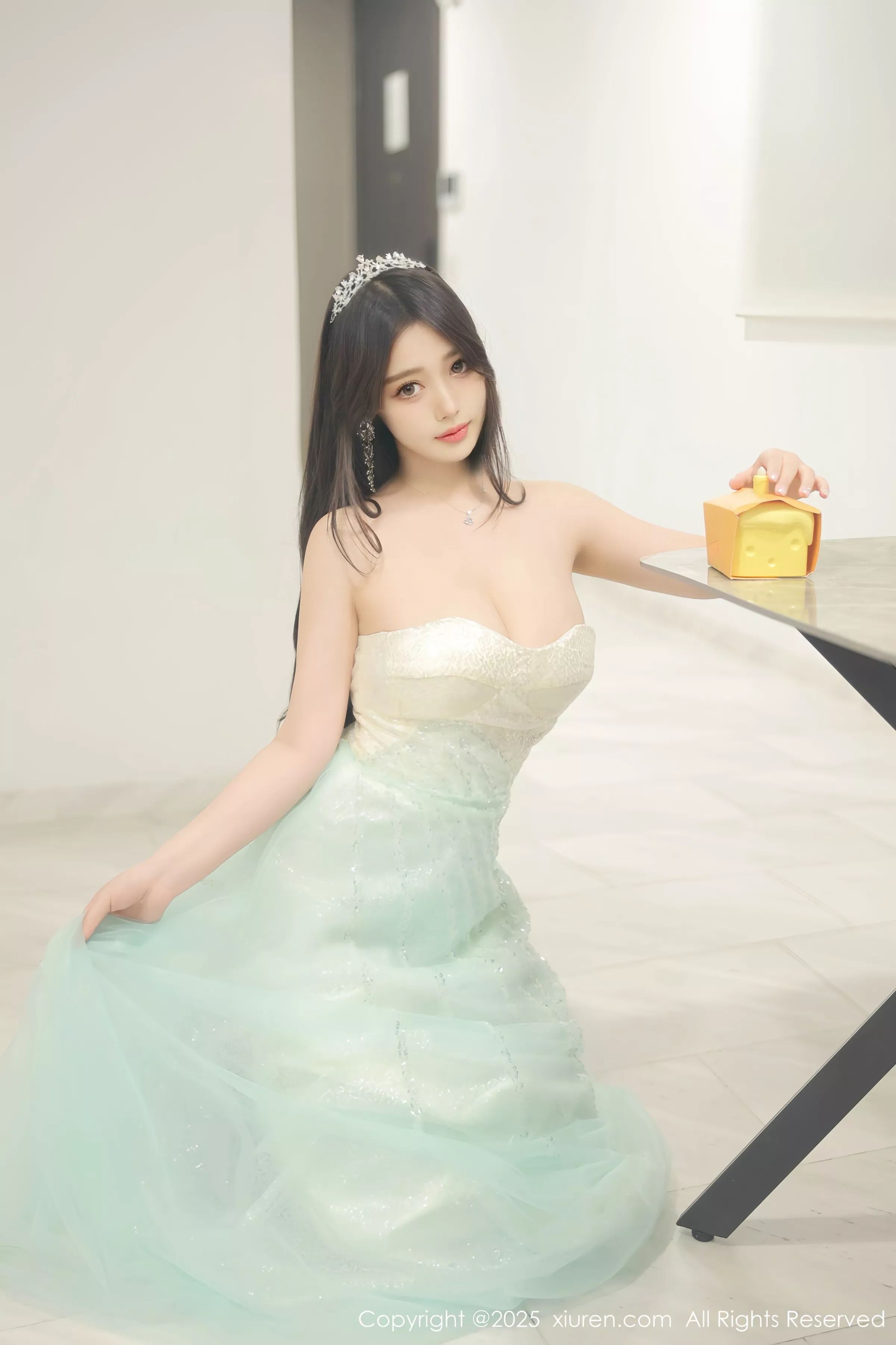蛋蛋宝性感紫色蕾丝内衣配超薄丝袜秀丰满身材撩人绝美写真 第 14 张