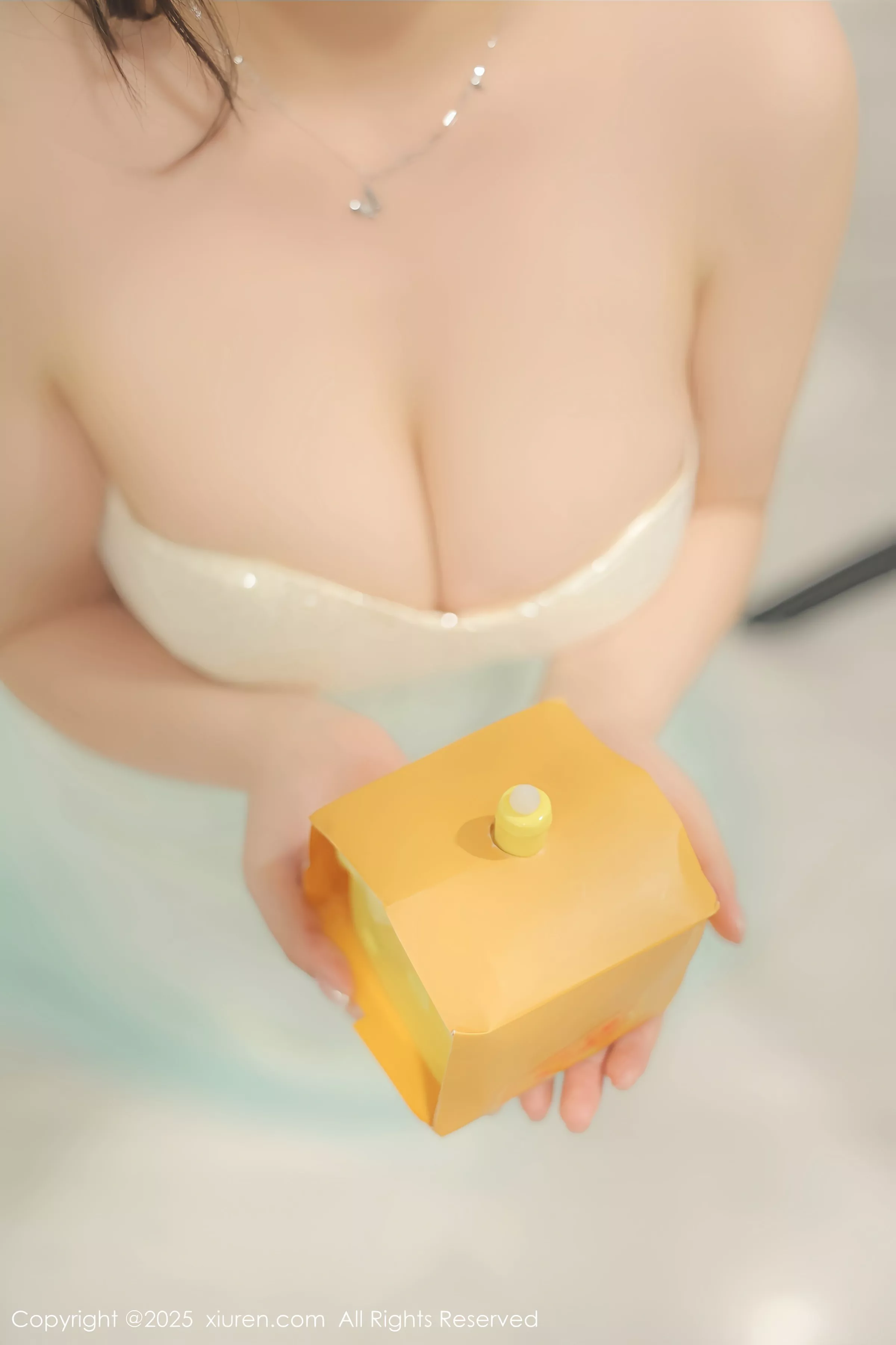 蛋蛋宝性感紫色蕾丝内衣配超薄丝袜秀丰满身材撩人绝美写真 第 6 张