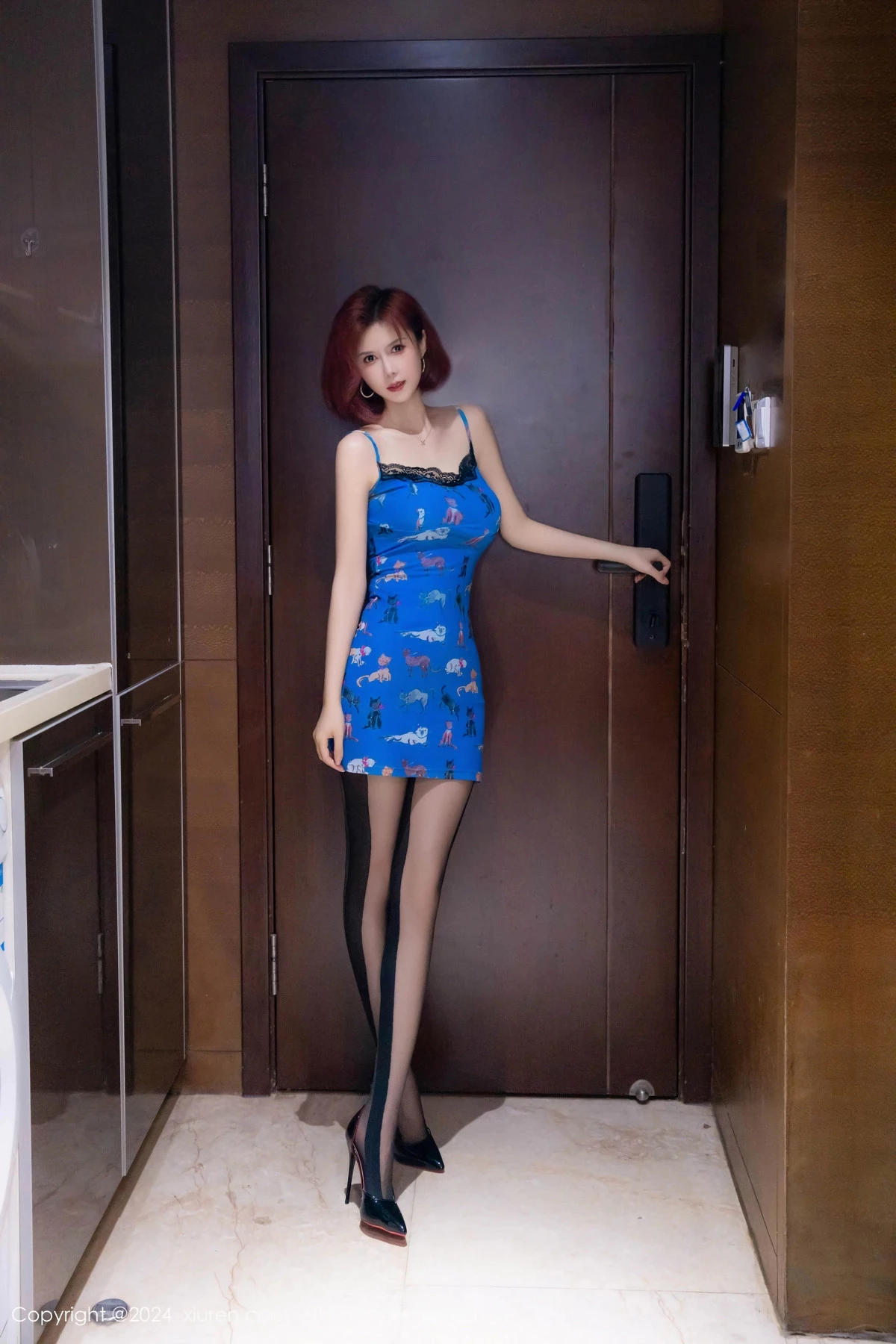 白芷yy性感蓝色连衣短裙配黑丝裤袜秀曼妙身姿迷人写真 第 16 张