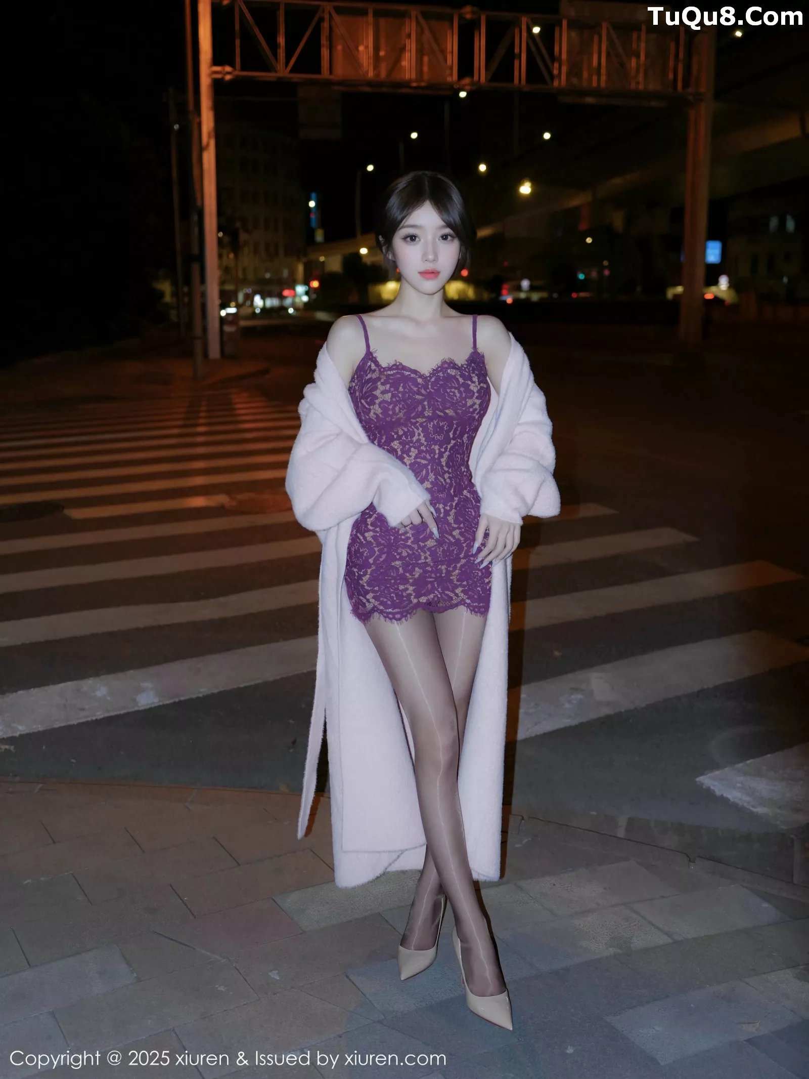 汁汁性感紫色吊带短裙配闪亮黑丝秀曼妙身姿迷人绝美写真 第 11 张
