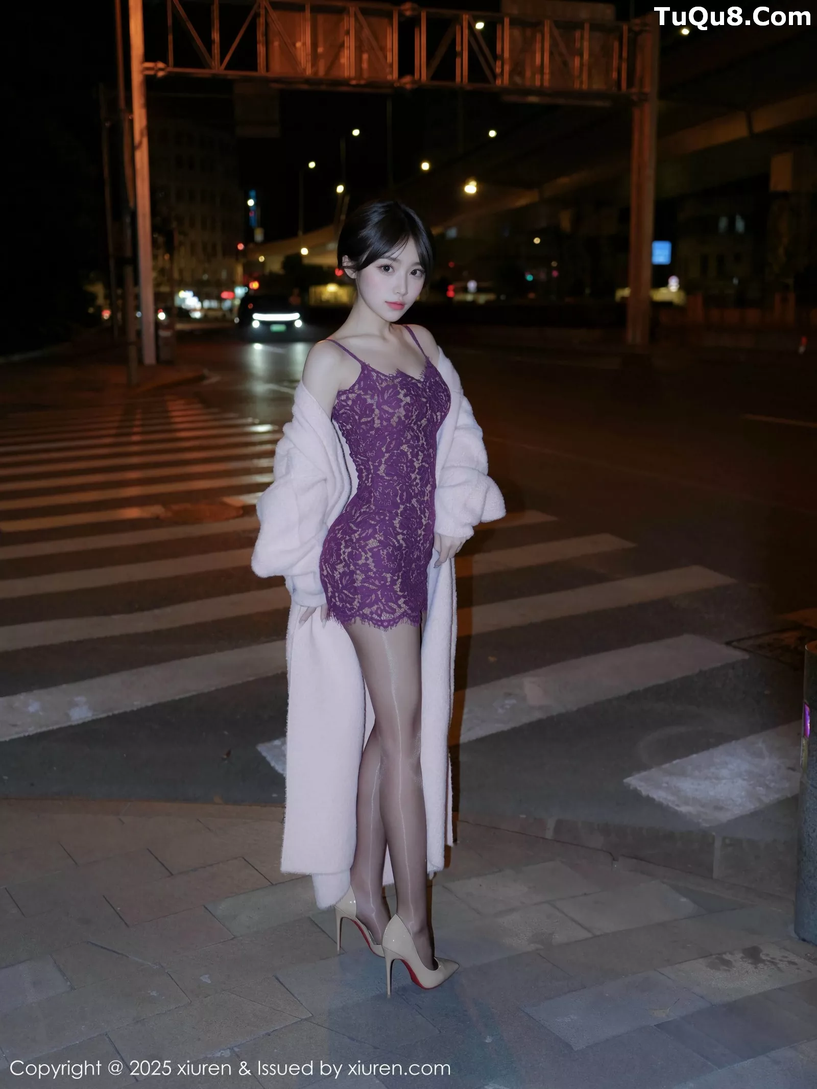 汁汁性感紫色吊带短裙配闪亮黑丝秀曼妙身姿迷人绝美写真 第 14 张