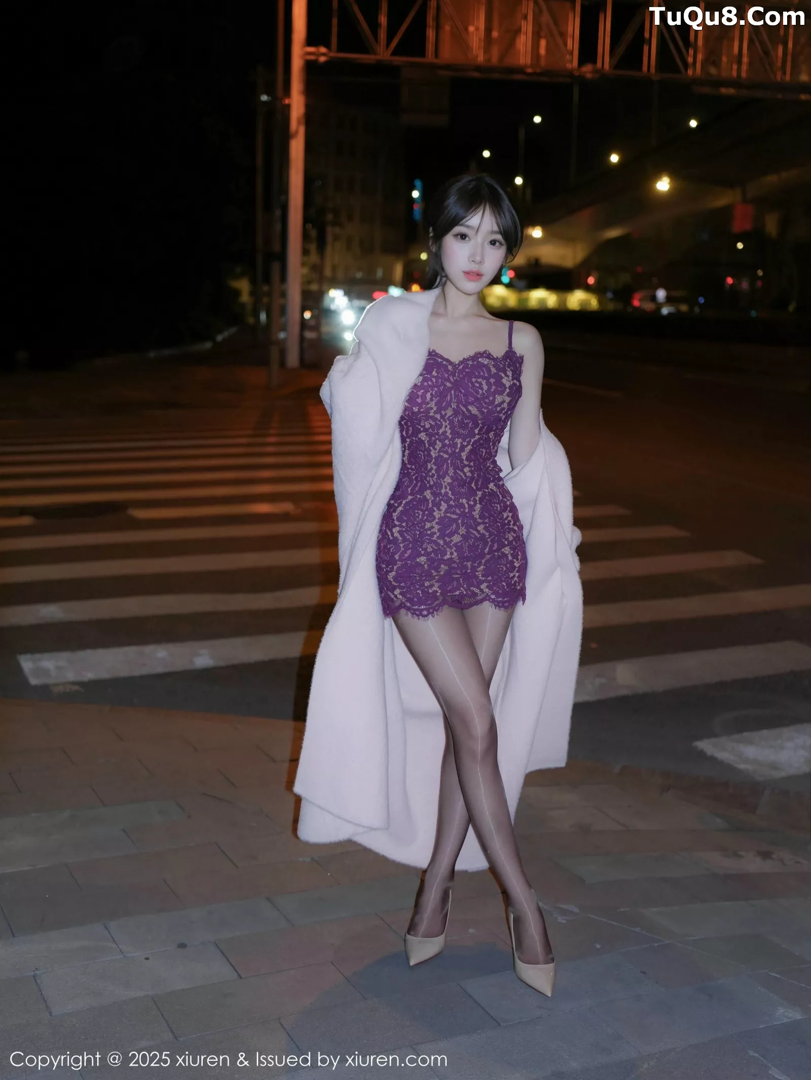 汁汁性感紫色吊带短裙配闪亮黑丝秀曼妙身姿迷人绝美写真 第 16 张