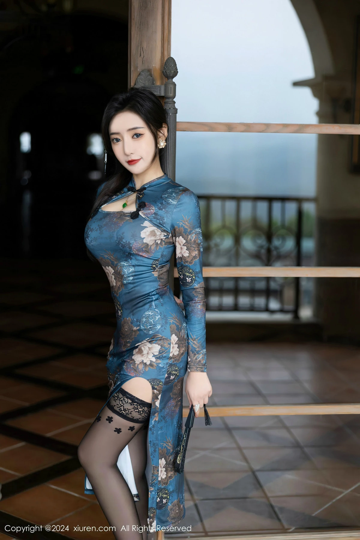 王馨瑶yanni性感蓝色图案旗袍配超薄黑丝秀完美身材迷人写真 第 12 张