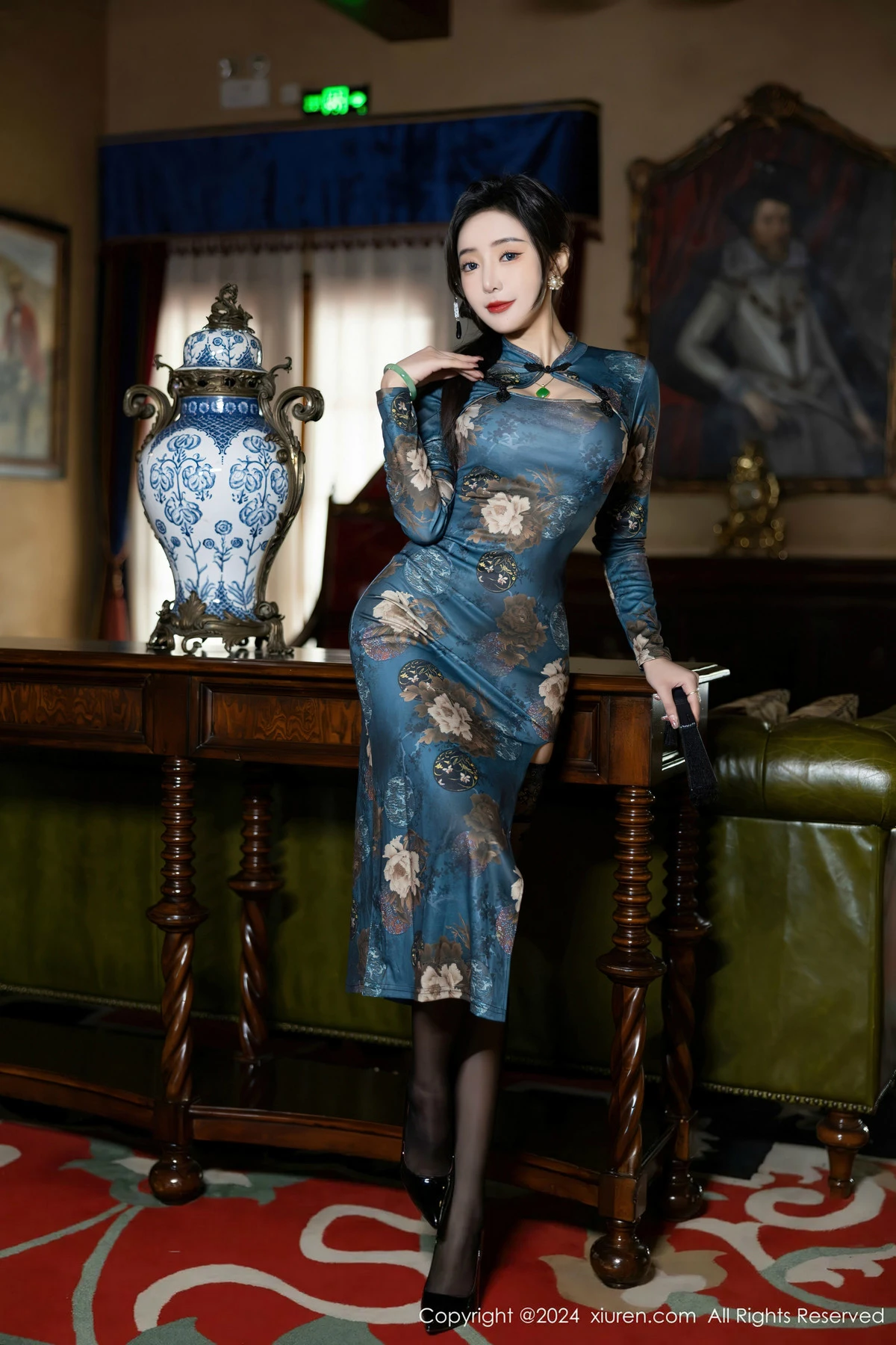 王馨瑶yanni性感蓝色图案旗袍配超薄黑丝秀完美身材迷人写真 第 17 张
