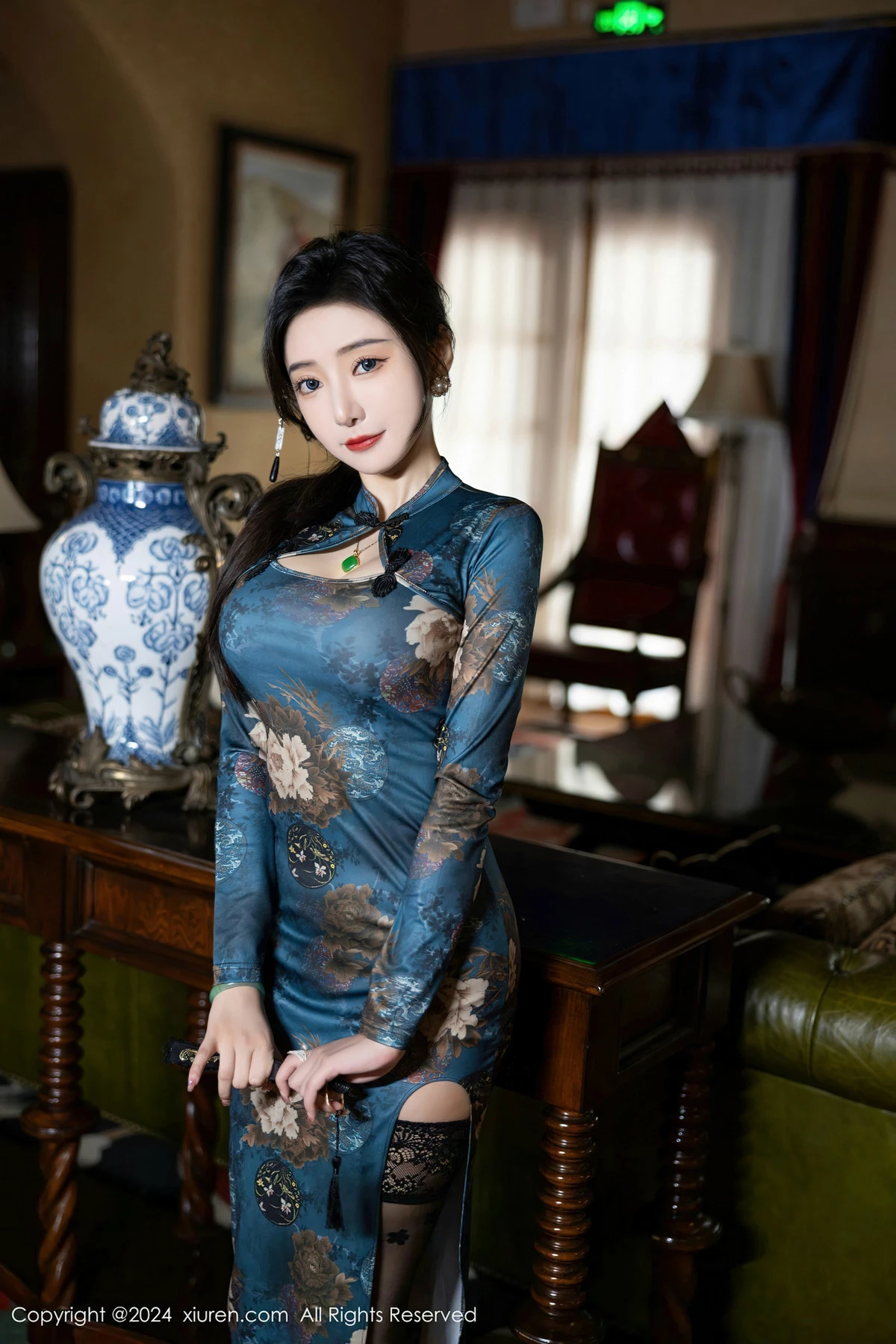 王馨瑶yanni性感蓝色图案旗袍配超薄黑丝秀完美身材迷人写真 第 18 张