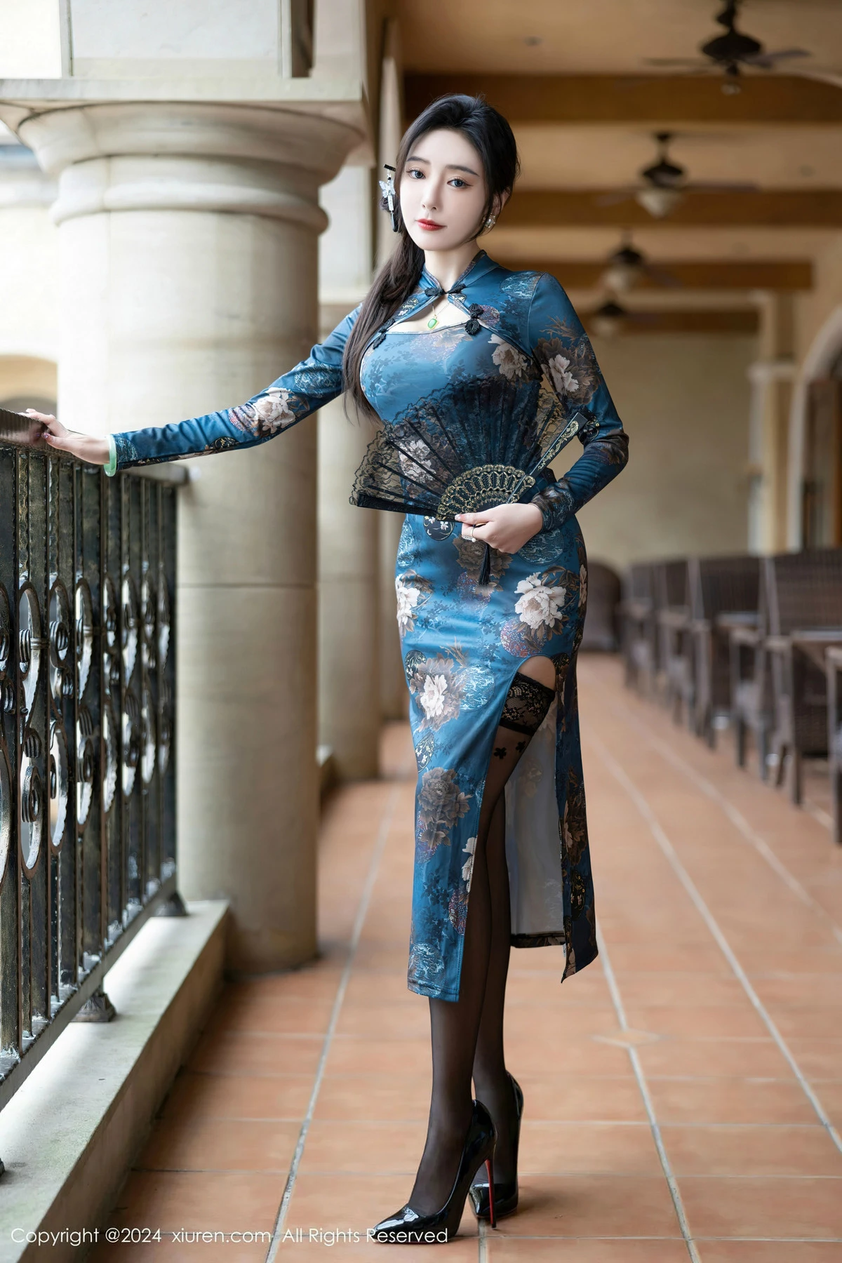 王馨瑶yanni性感蓝色图案旗袍配超薄黑丝秀完美身材迷人写真 第 2 张