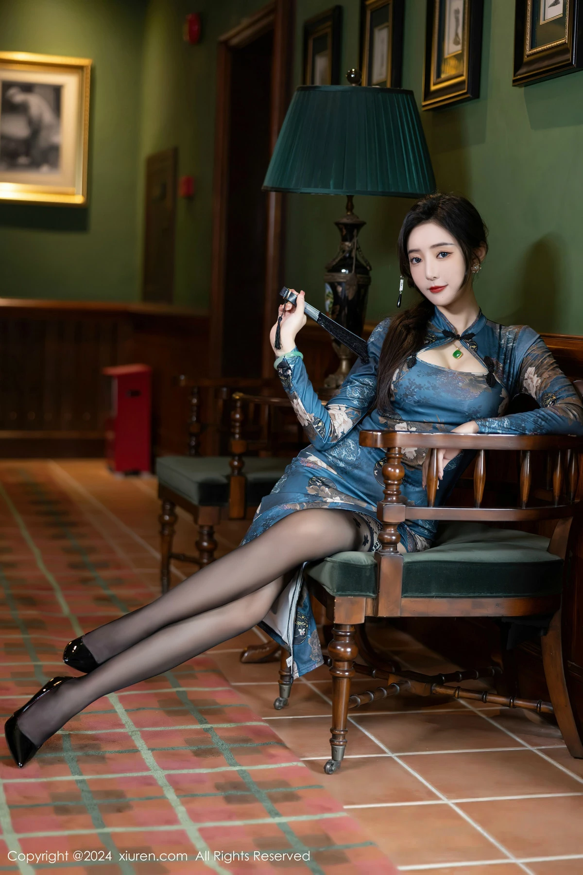 王馨瑶yanni性感蓝色图案旗袍配超薄黑丝秀完美身材迷人写真 第 24 张