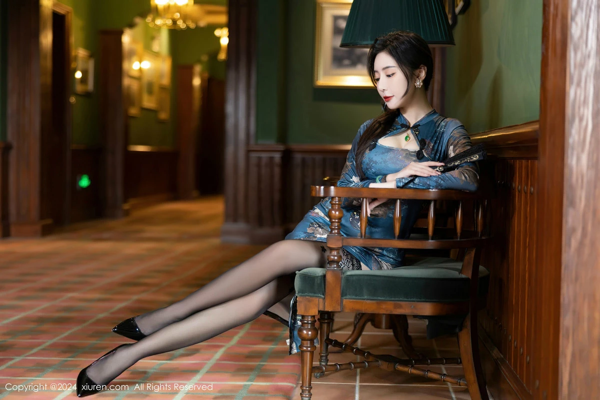 王馨瑶yanni性感蓝色图案旗袍配超薄黑丝秀完美身材迷人写真 第 25 张