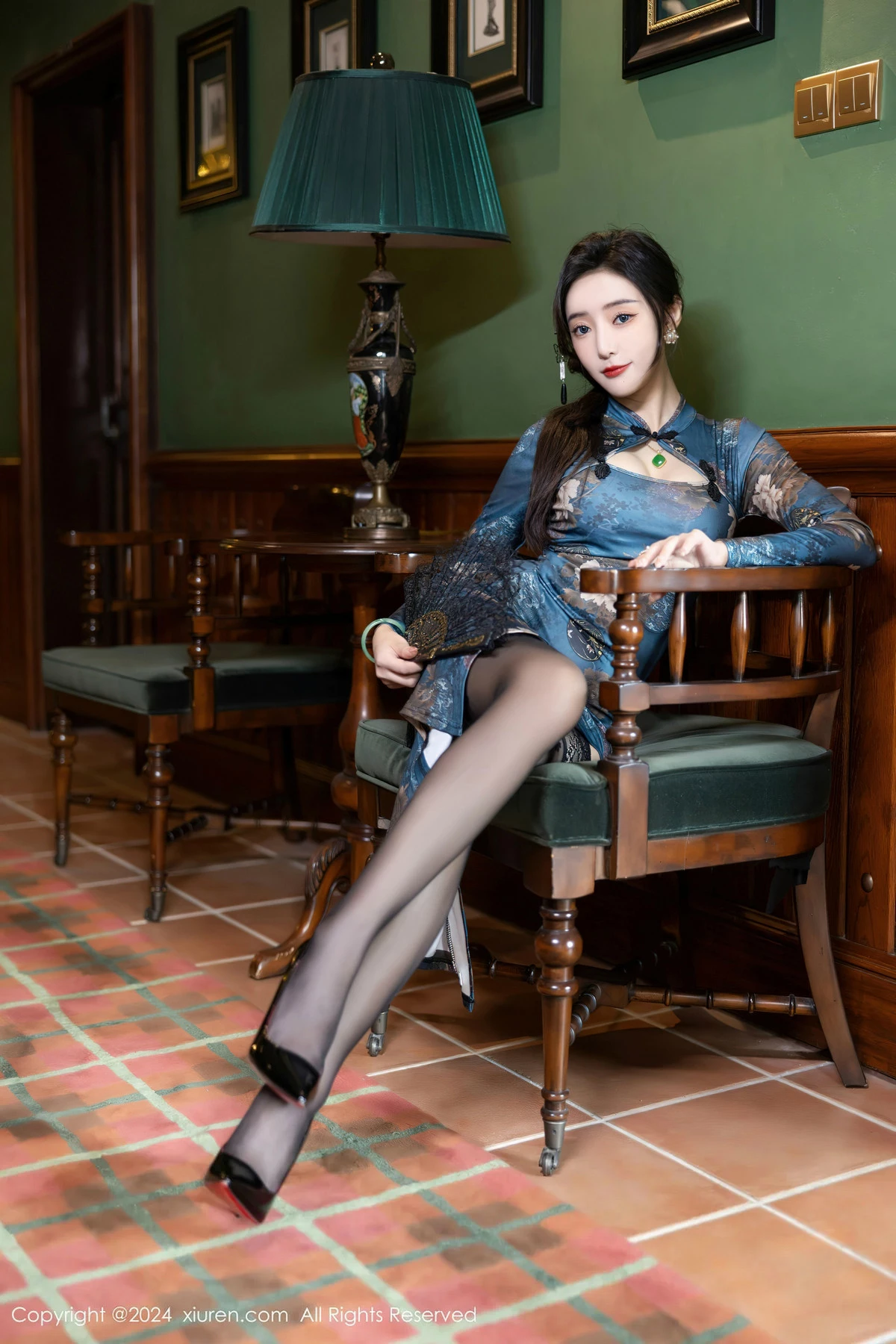 王馨瑶yanni性感蓝色图案旗袍配超薄黑丝秀完美身材迷人写真 第 27 张