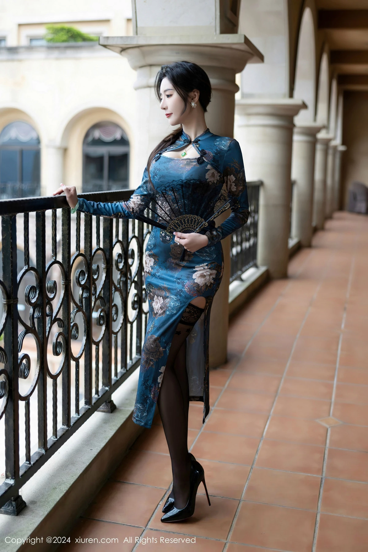 王馨瑶yanni性感蓝色图案旗袍配超薄黑丝秀完美身材迷人写真 第 3 张