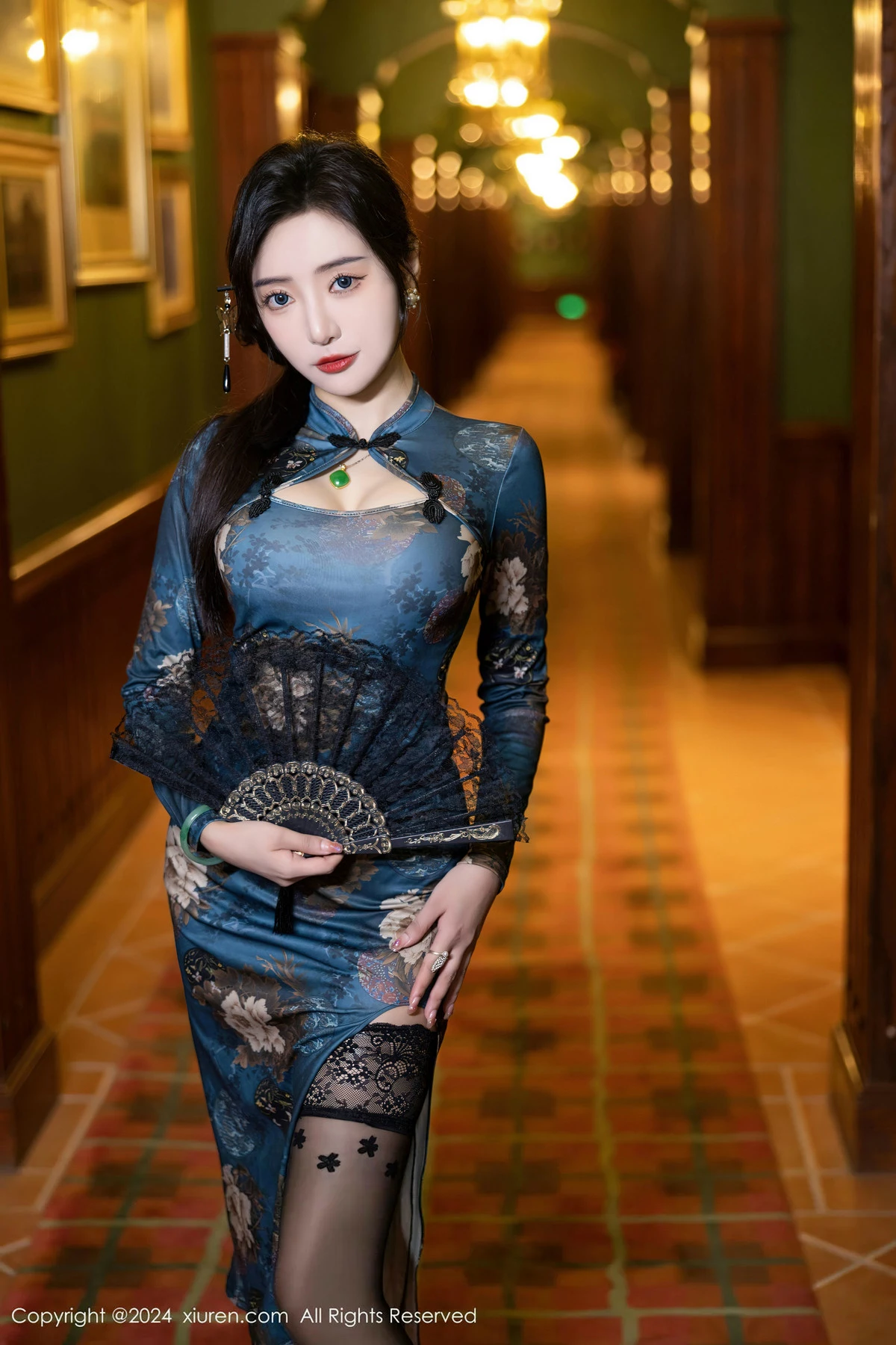 王馨瑶yanni性感蓝色图案旗袍配超薄黑丝秀完美身材迷人写真 第 33 张