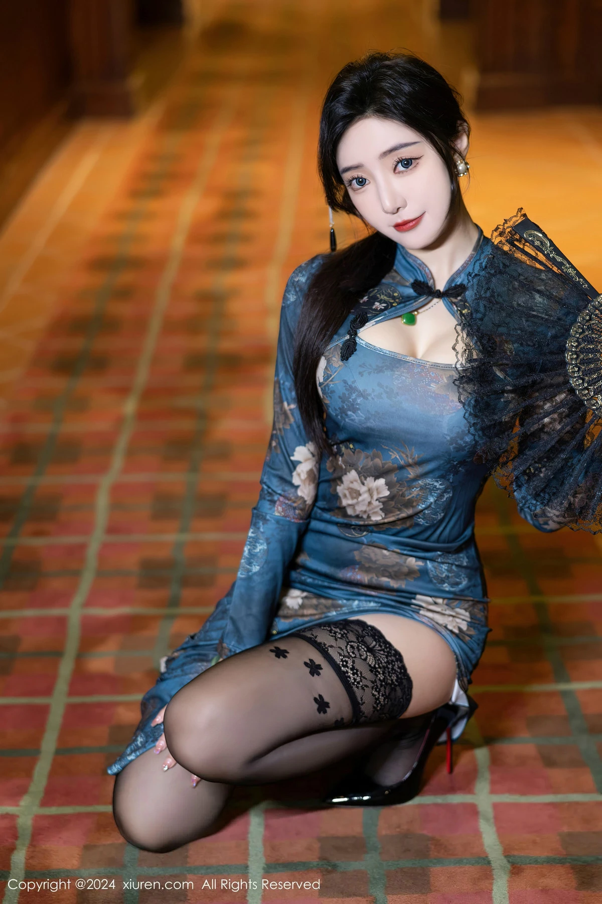 王馨瑶yanni性感蓝色图案旗袍配超薄黑丝秀完美身材迷人写真 第 38 张