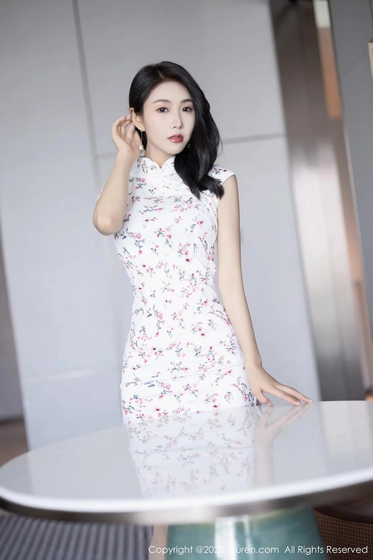 苏苏阿白色旗袍露咖啡色内衣配原色丝袜秀柔美身姿绝美写真 第 1 张